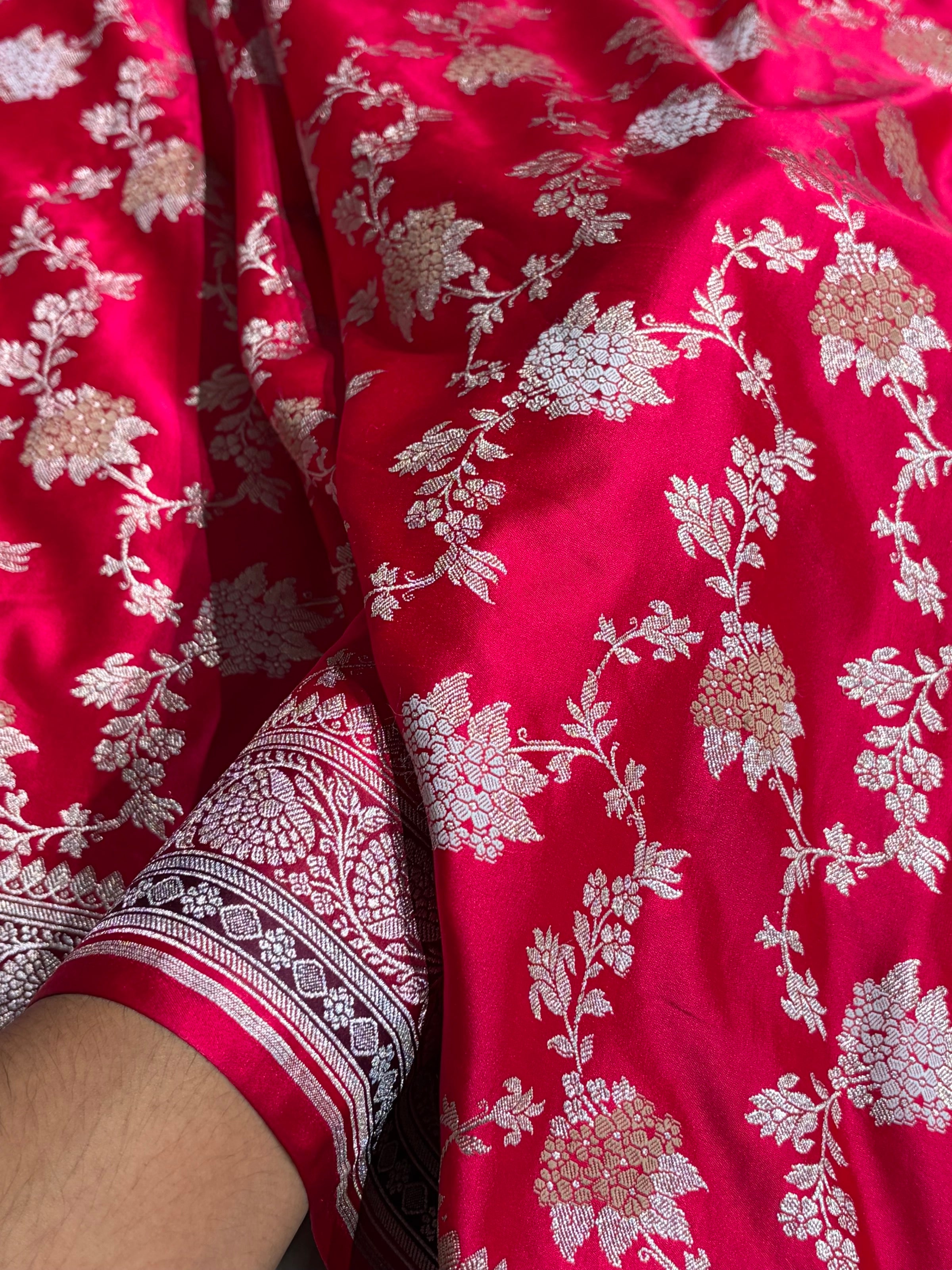 Red Shades Contrast Border With Minakari Floral Jaal Mashru Silk Saree