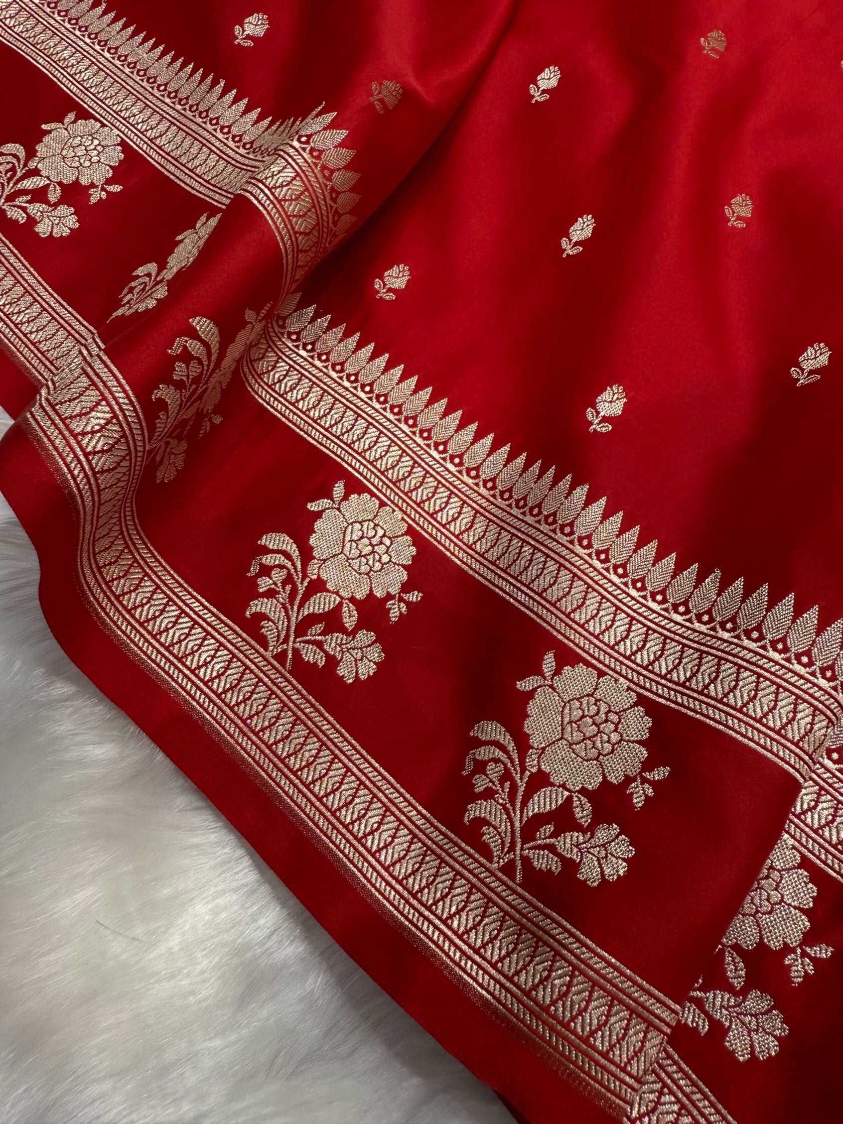 Red shades Booti Mashru Silk Banarasi Saree