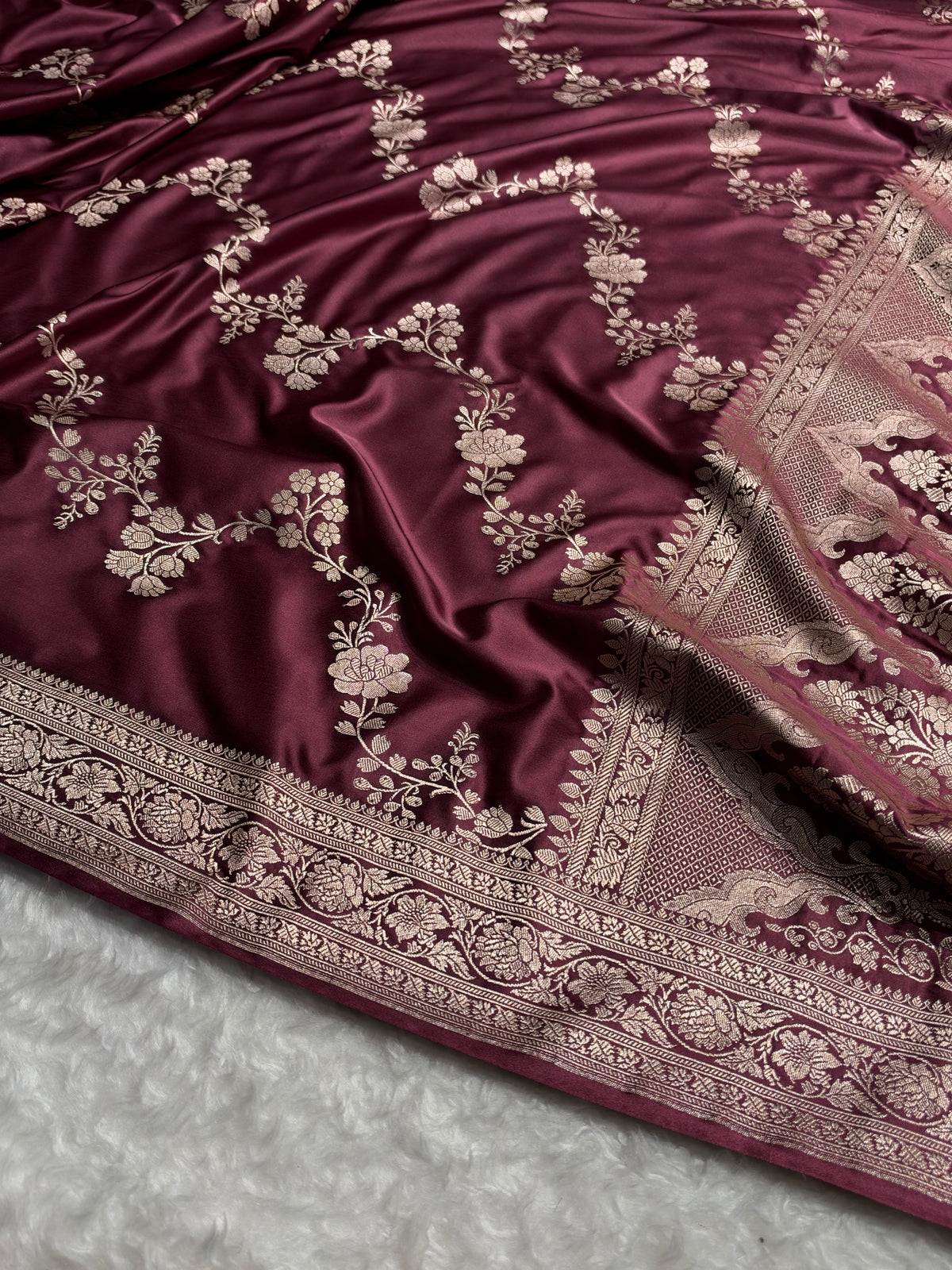 Traditional Banarasi Floral Cross Pattern in Burgundy Shades Floral Mashru Silk Saree MCS110