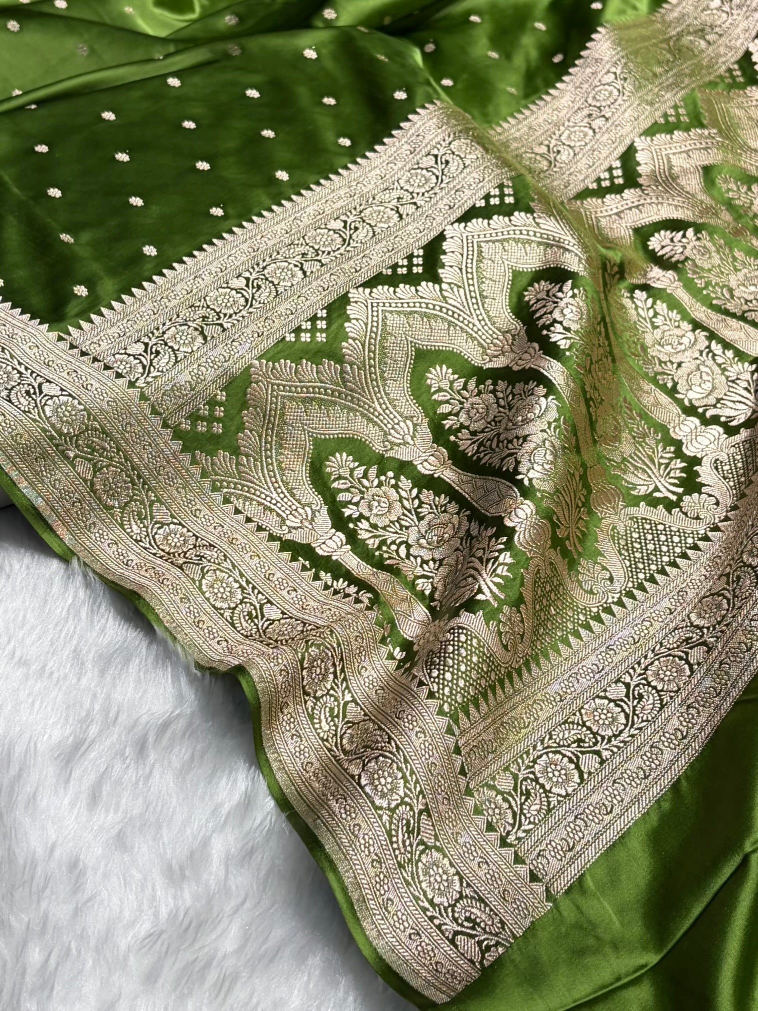 Banarasi Mehendi Shade Booti Mashru Silk Saree