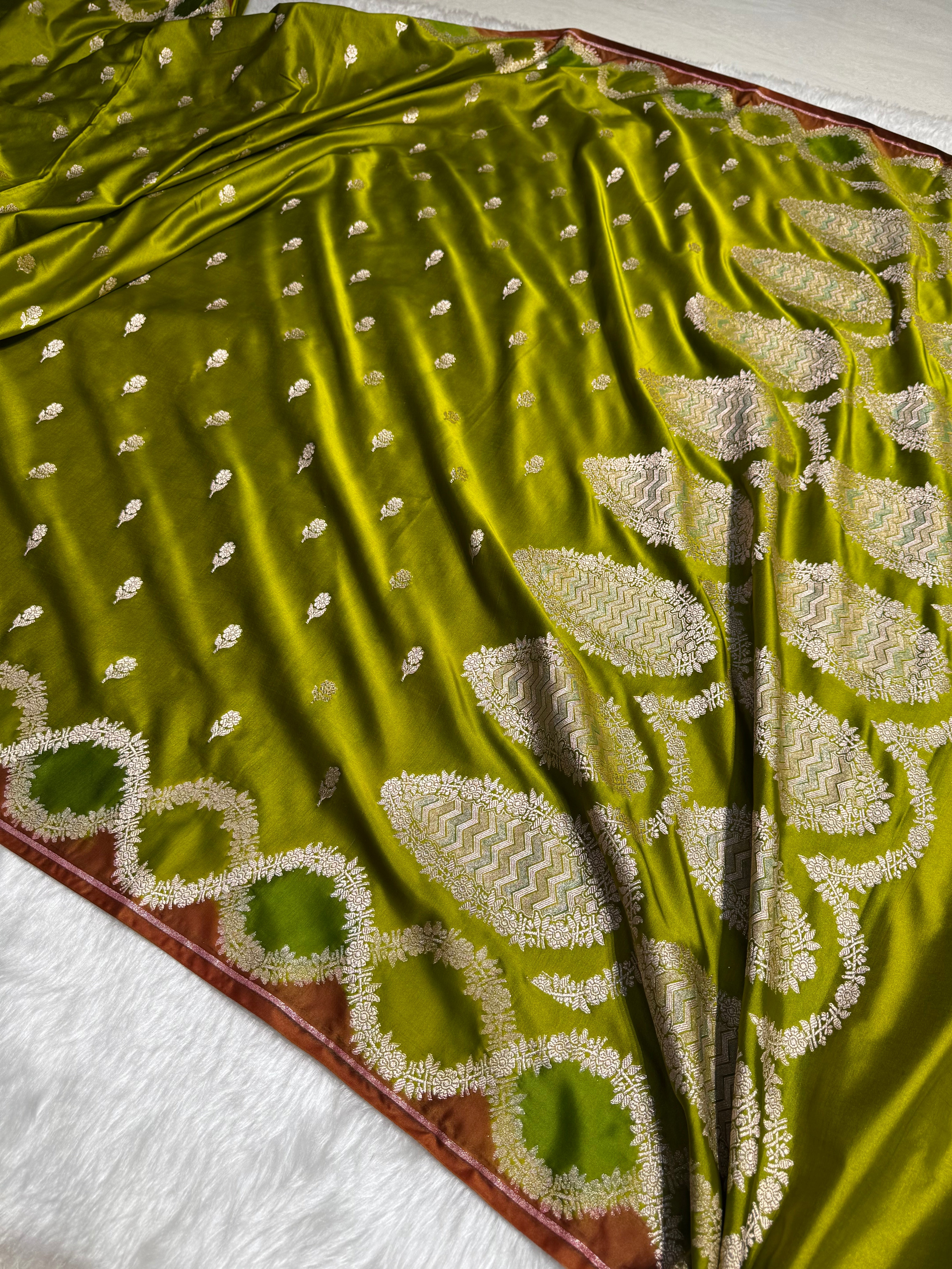 Mehandi Rangkart Scallop Floral Booti Mashru Silk Saree
