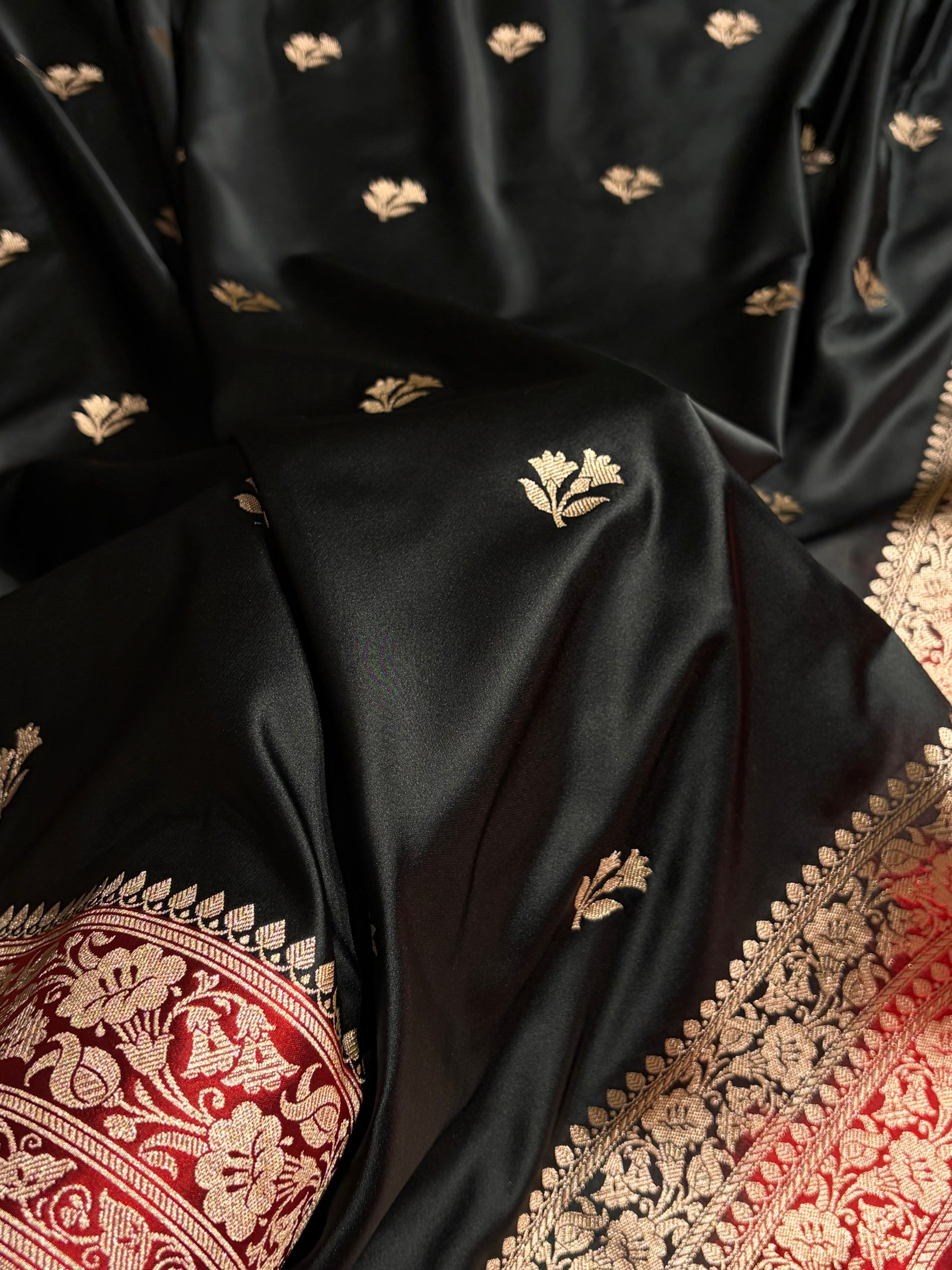 Contrast Black / Red Shades Banarasi Booti Pattern Mashru Silk Saree MSM-138