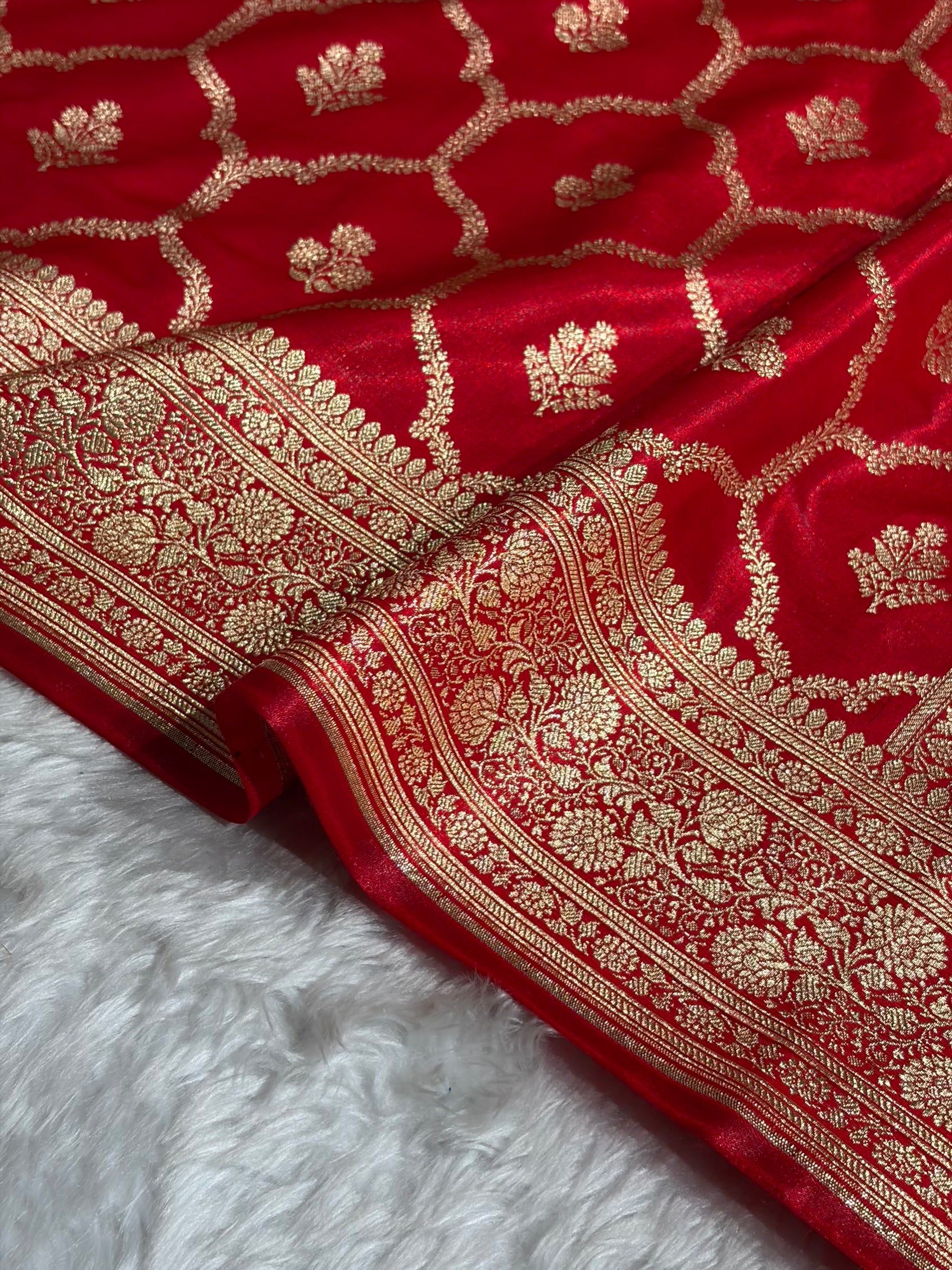 Red Shades Jaal Pattern Banarasi Satin Silk Saree SS57
