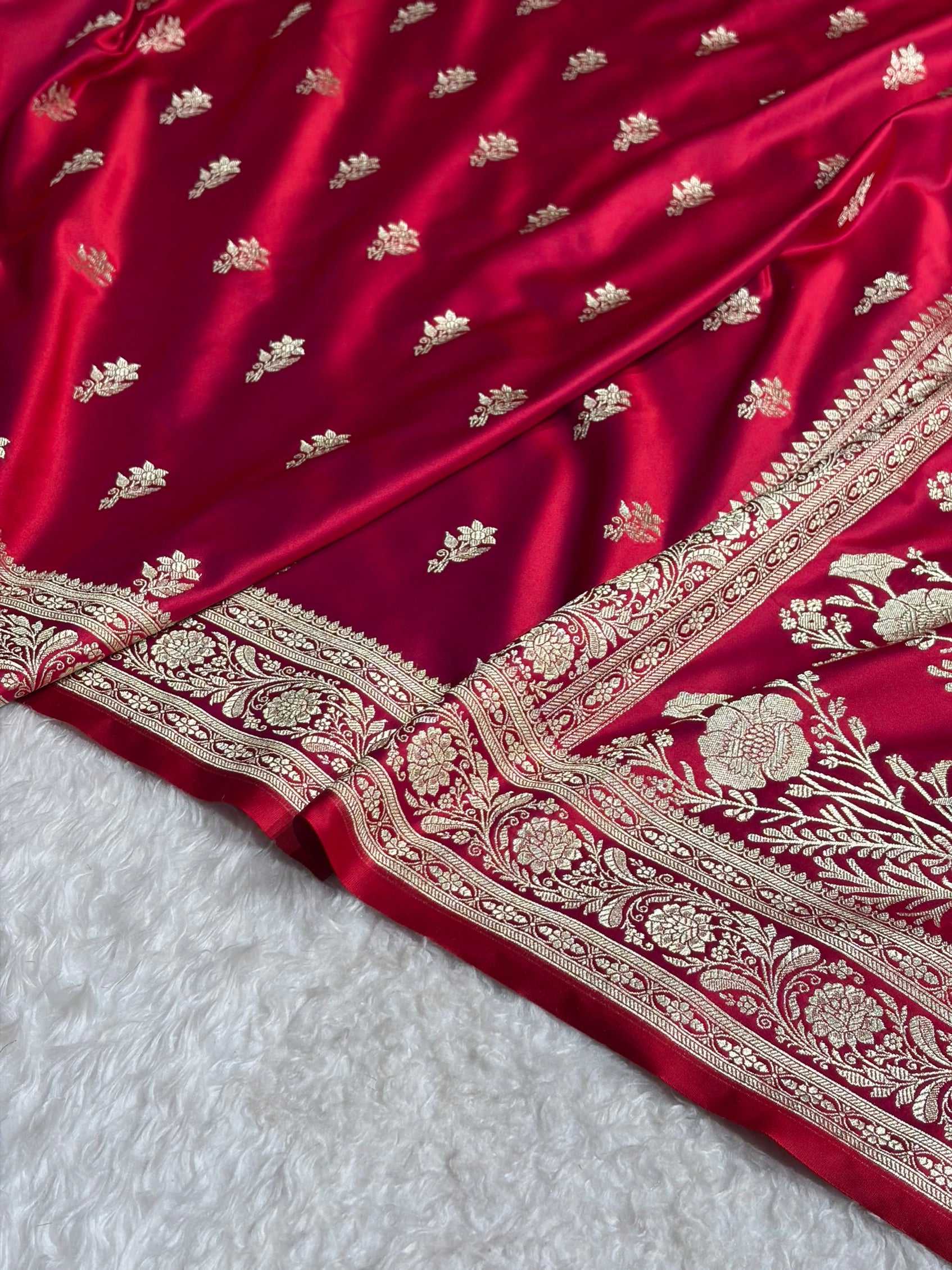 Magentic Red Shades Banarasi Boota Pattern Floral Mashru Silk Saree MSM-120
