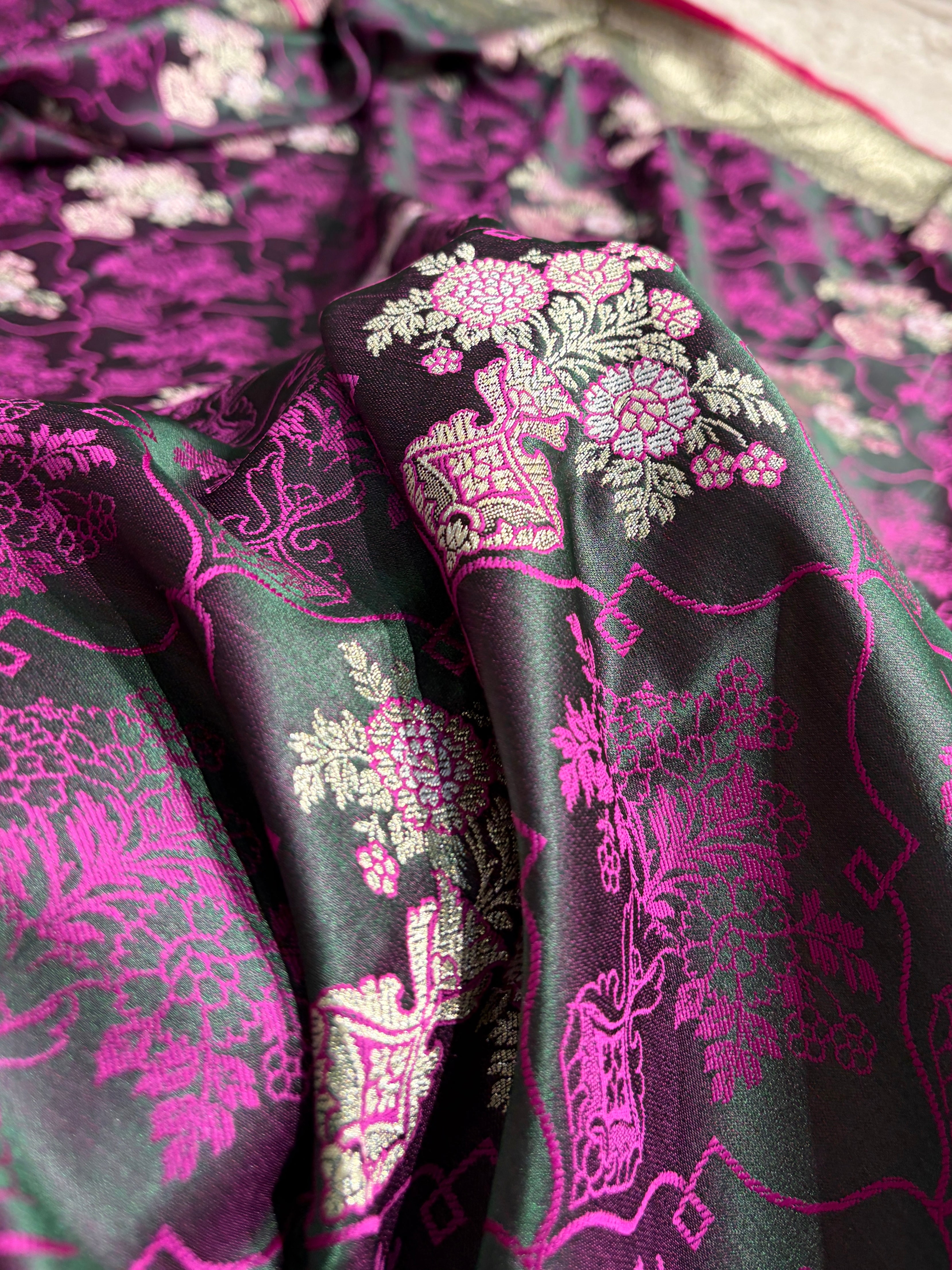 Banarasi Dark Magenta Shades Tanchoi Motif Mashru Silk Saree