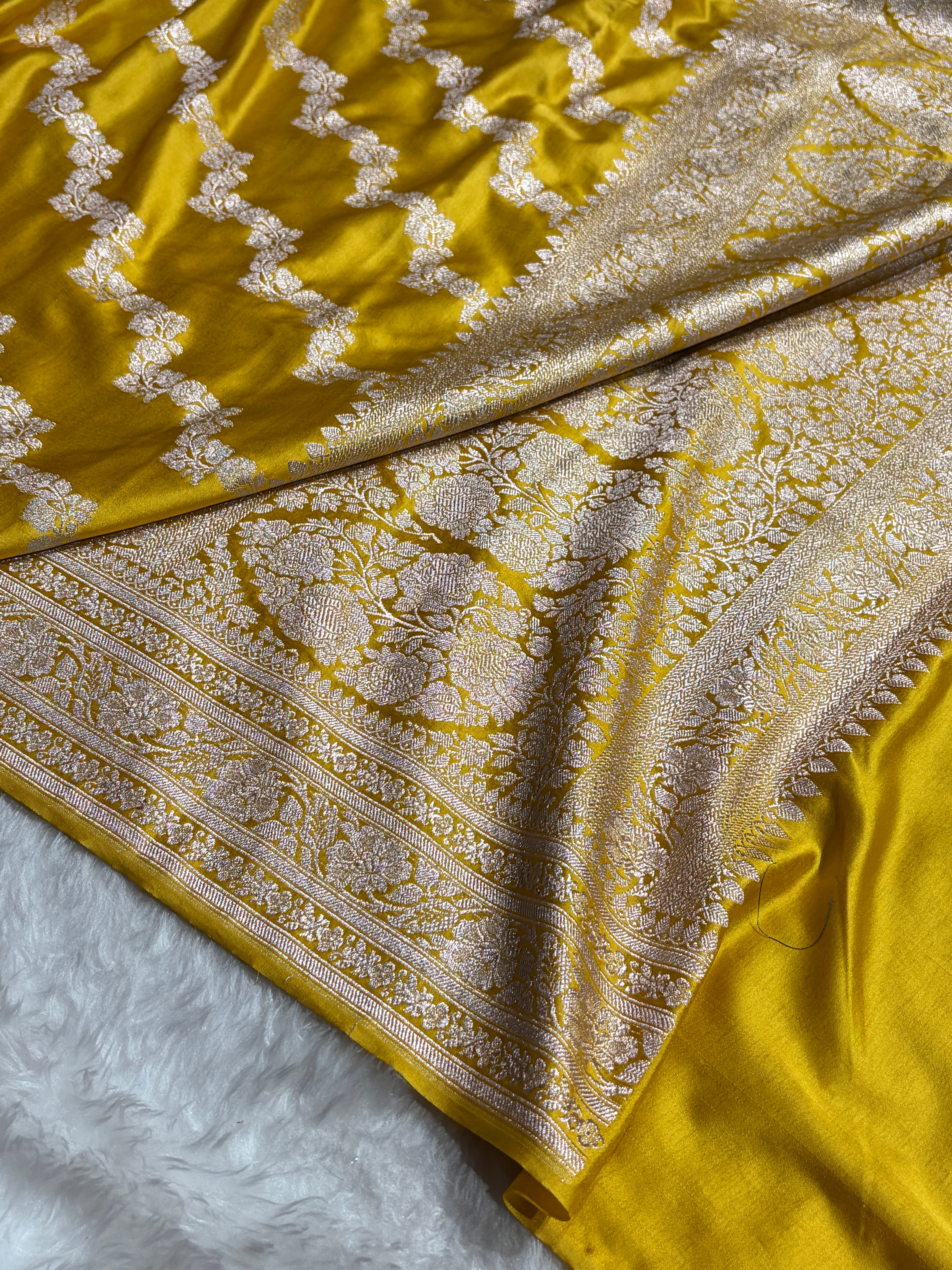 Yellow Shade With Cross Booti Mashru Silk Saree