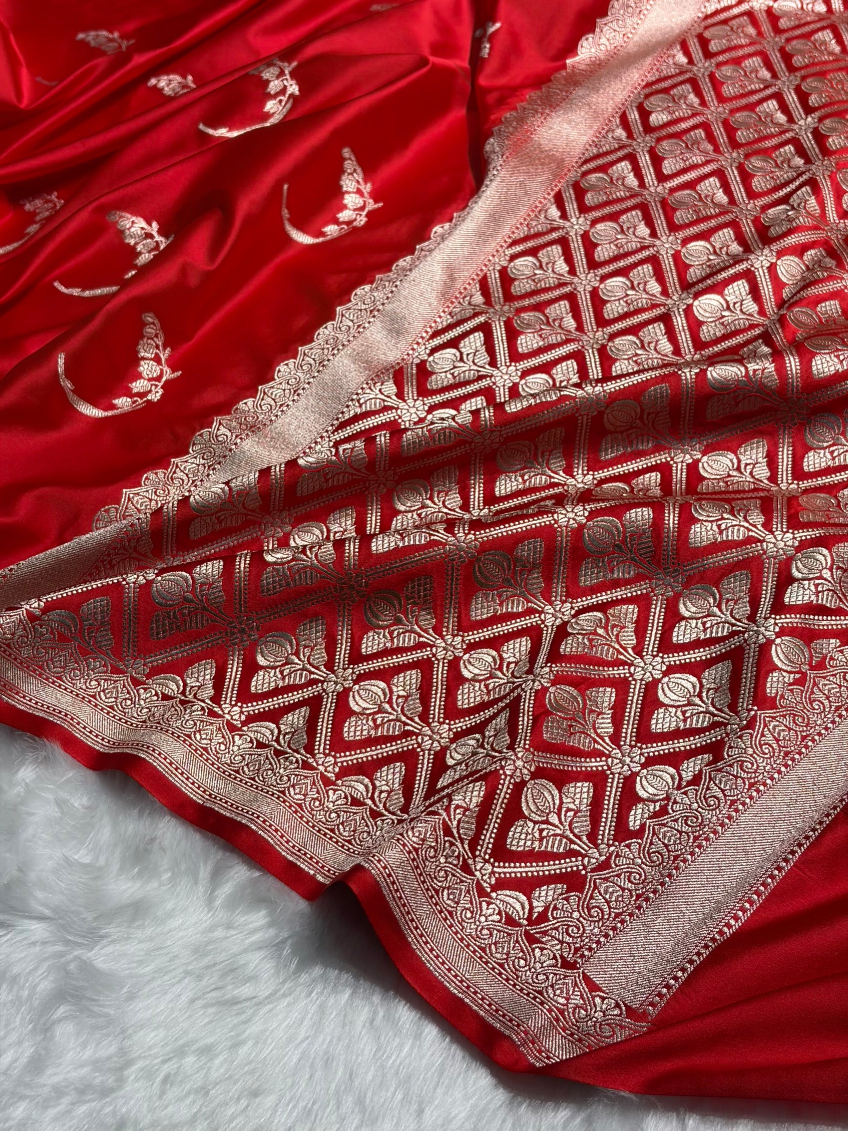 Red Shades Unique Motif Mashru Silk Saree ms47