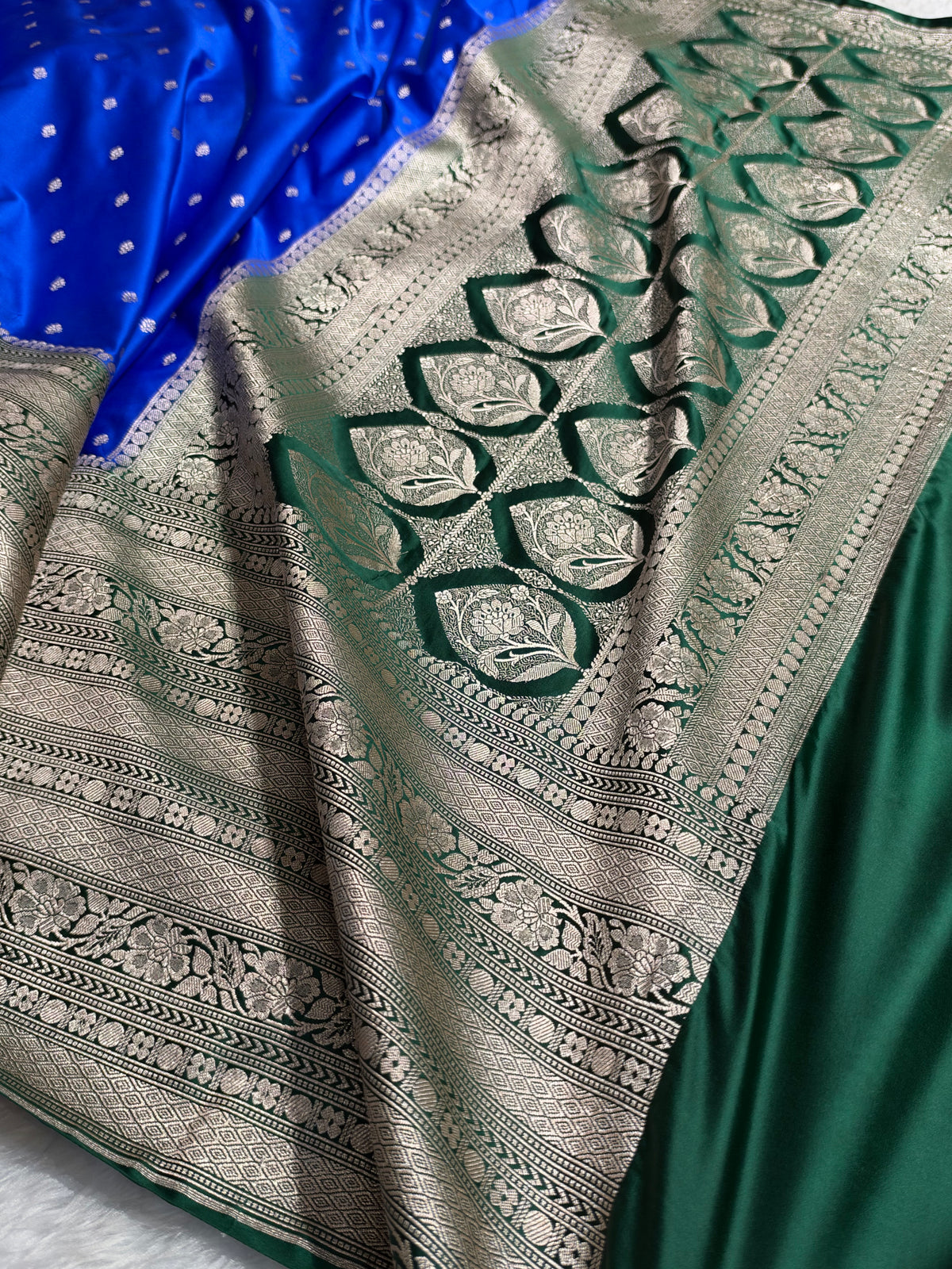 Banarasi Skirt pattern Royal blue and Bottle green Contrast Mashru silk saree MCS112