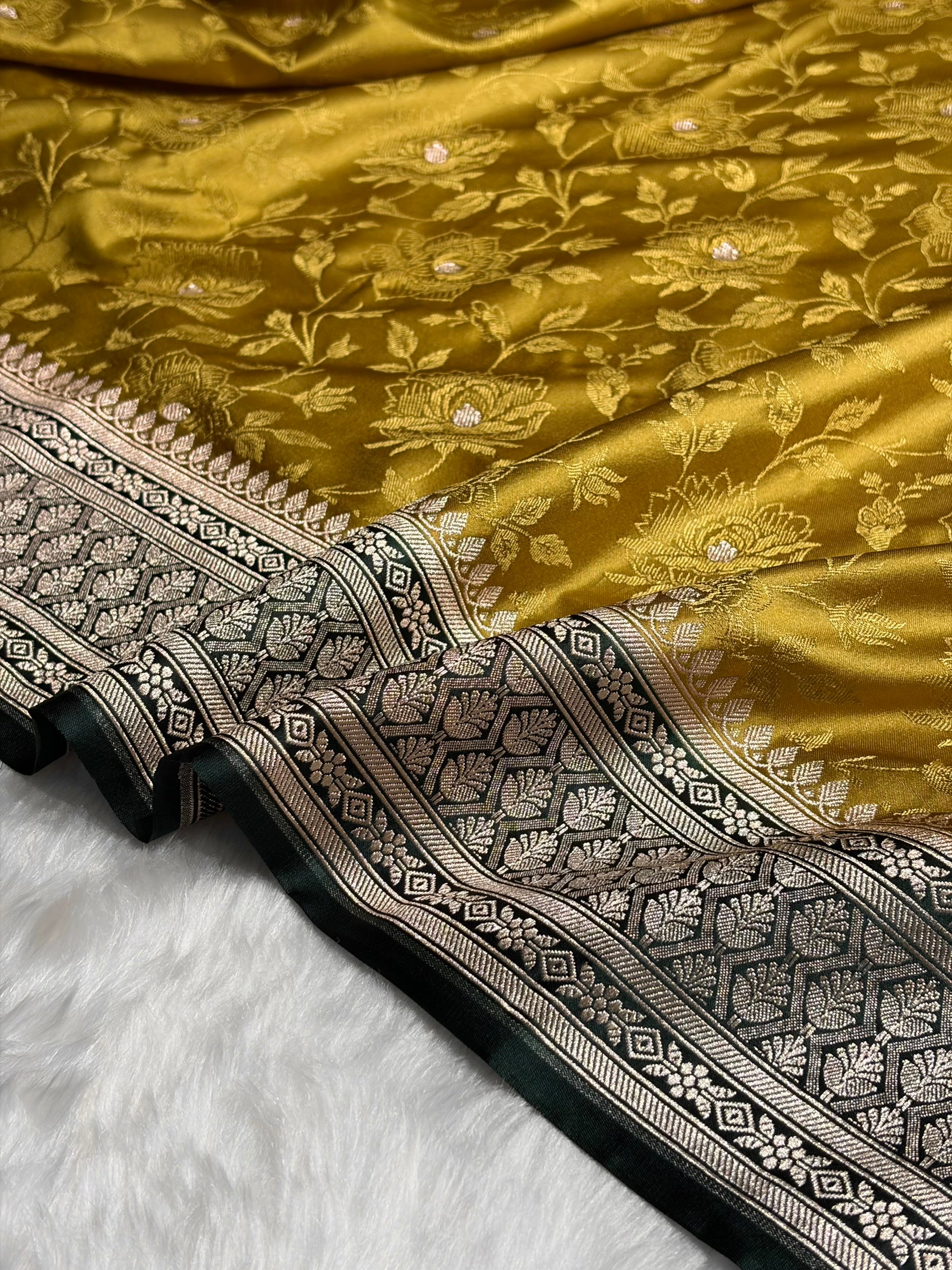 Contrast Banarasi Dusty Mustard With Dark Bottle Green Tanchoi Floral Booti Mashru Silk Saree MS59
