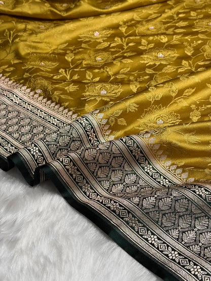 Contrast Banarasi Dusty Mustard With Dark Bottle Green Tanchoi Floral Booti Mashru Silk Saree MS59