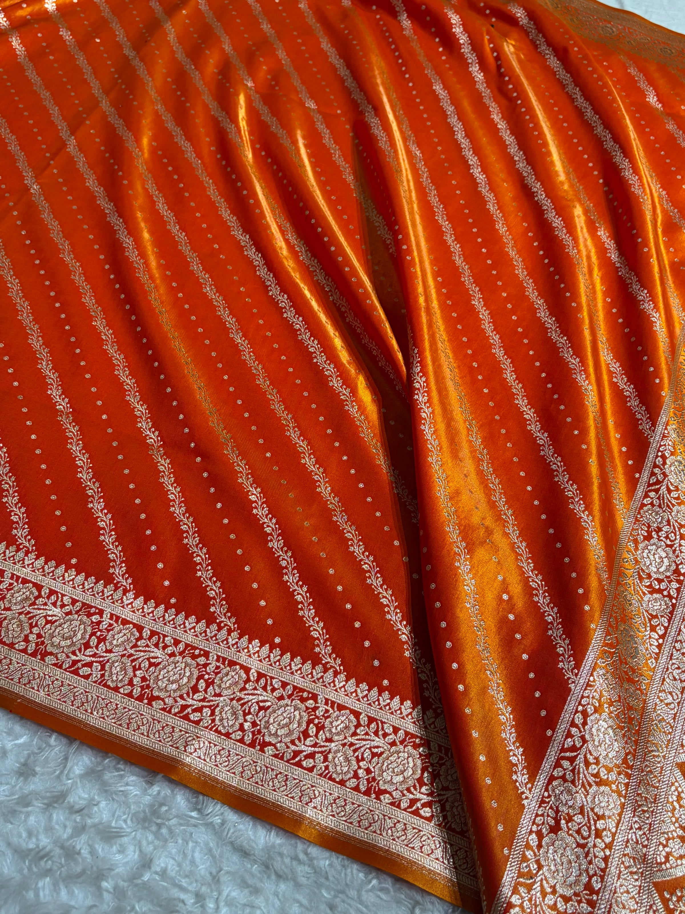 Banarasi Magentic Fire Gold Shades Cross Pattern Banarasi Satin Silk Saree SS61