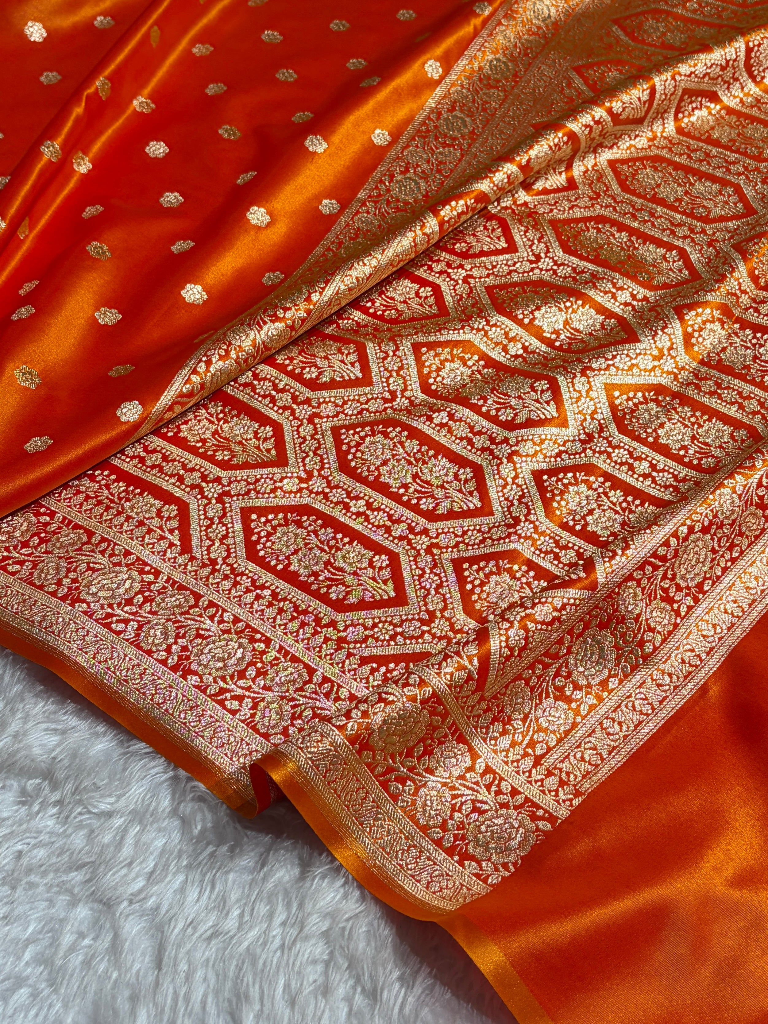 Banarasi Fire Gold Shades Booti Pattern Banarasi Satin Silk Saree SS63