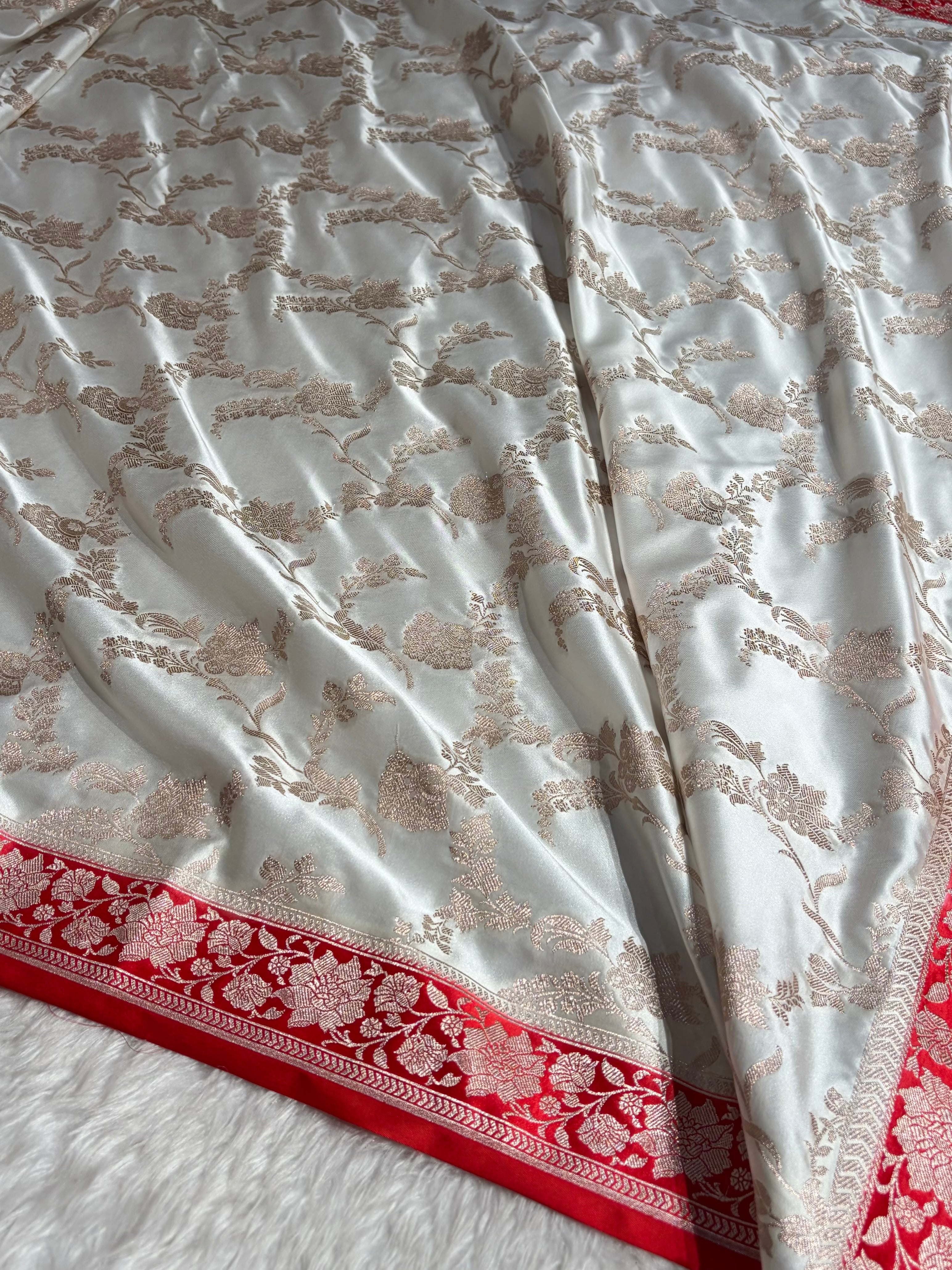 Contrast White / Red Shades Jaal Mashru Silk Saree MCS48