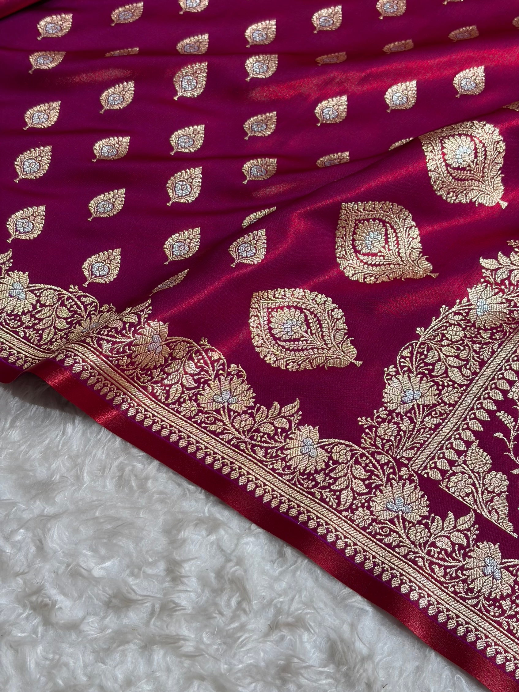 Banarasi Magentic Red Shades Minakari Booti Pattern Banarasi Satin Silk Saree SS60