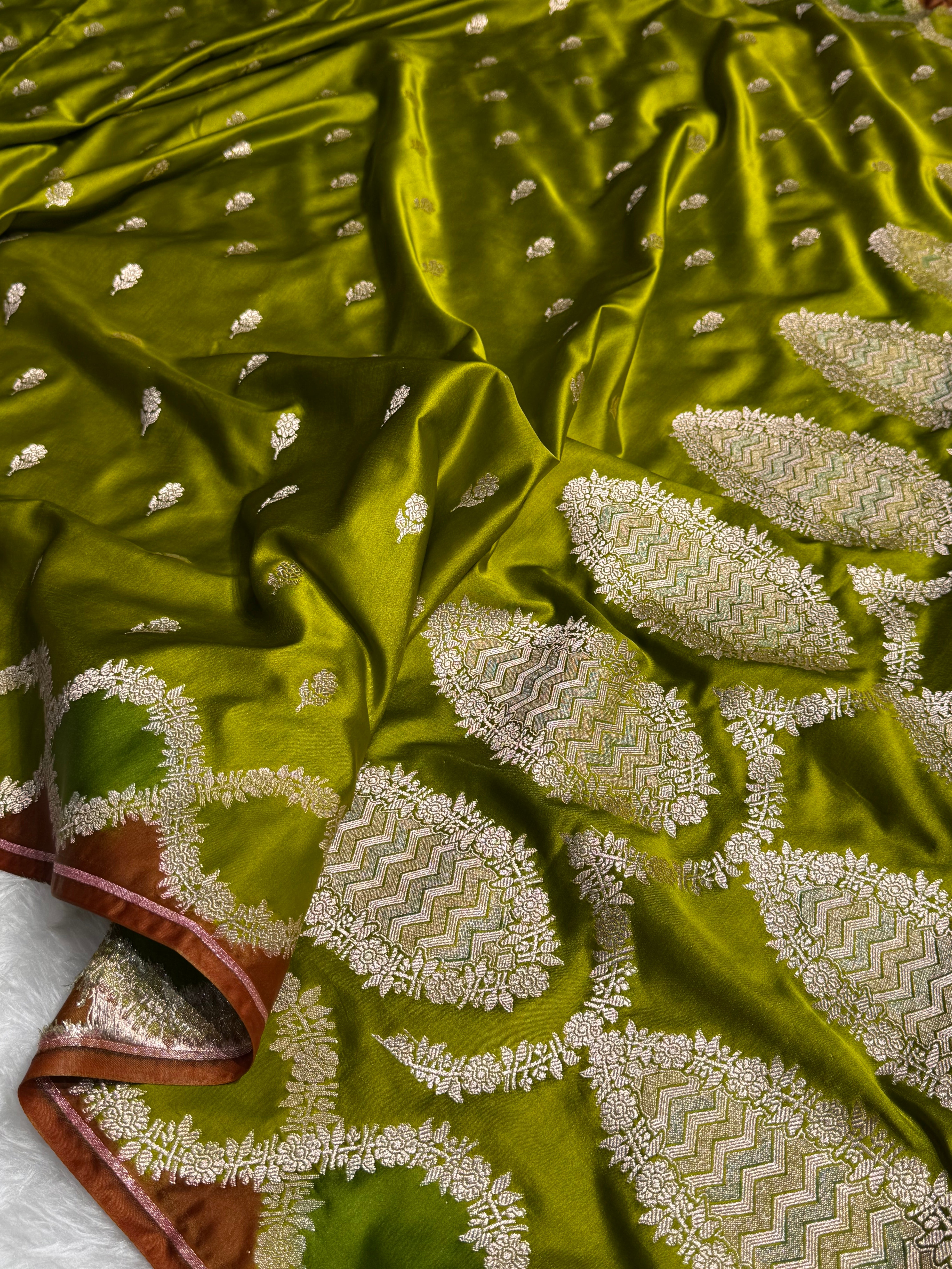 Mehandi Rangkart Scallop Floral Booti Mashru Silk Saree