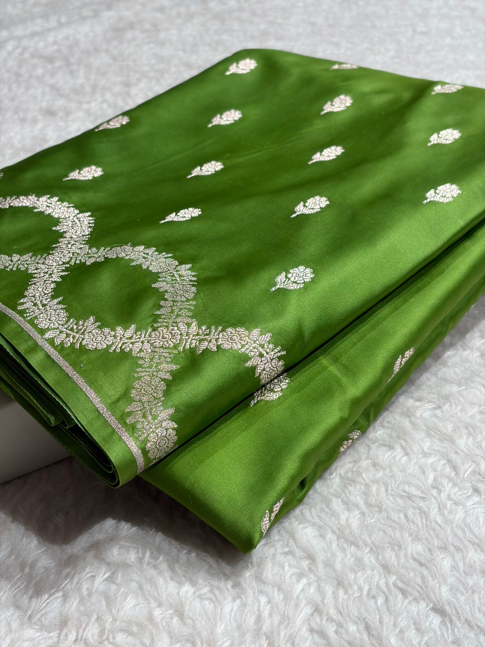 Mehendi Green Shades Scallop Floral Booti Mashru Silk Saree