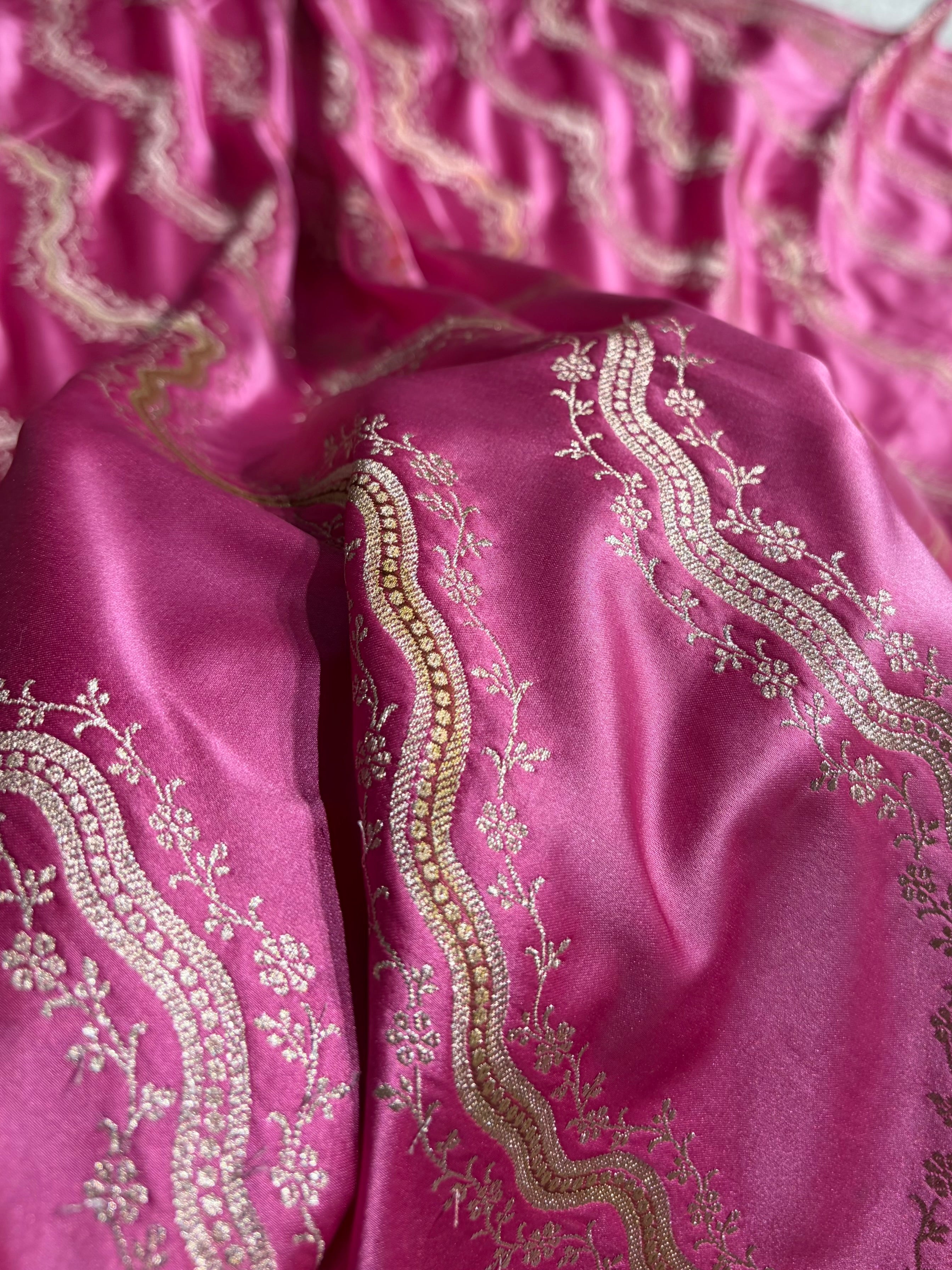 Banarasi Minakari Cross Pattern in Pink Shades Floral Mashru Silk Saree MS93