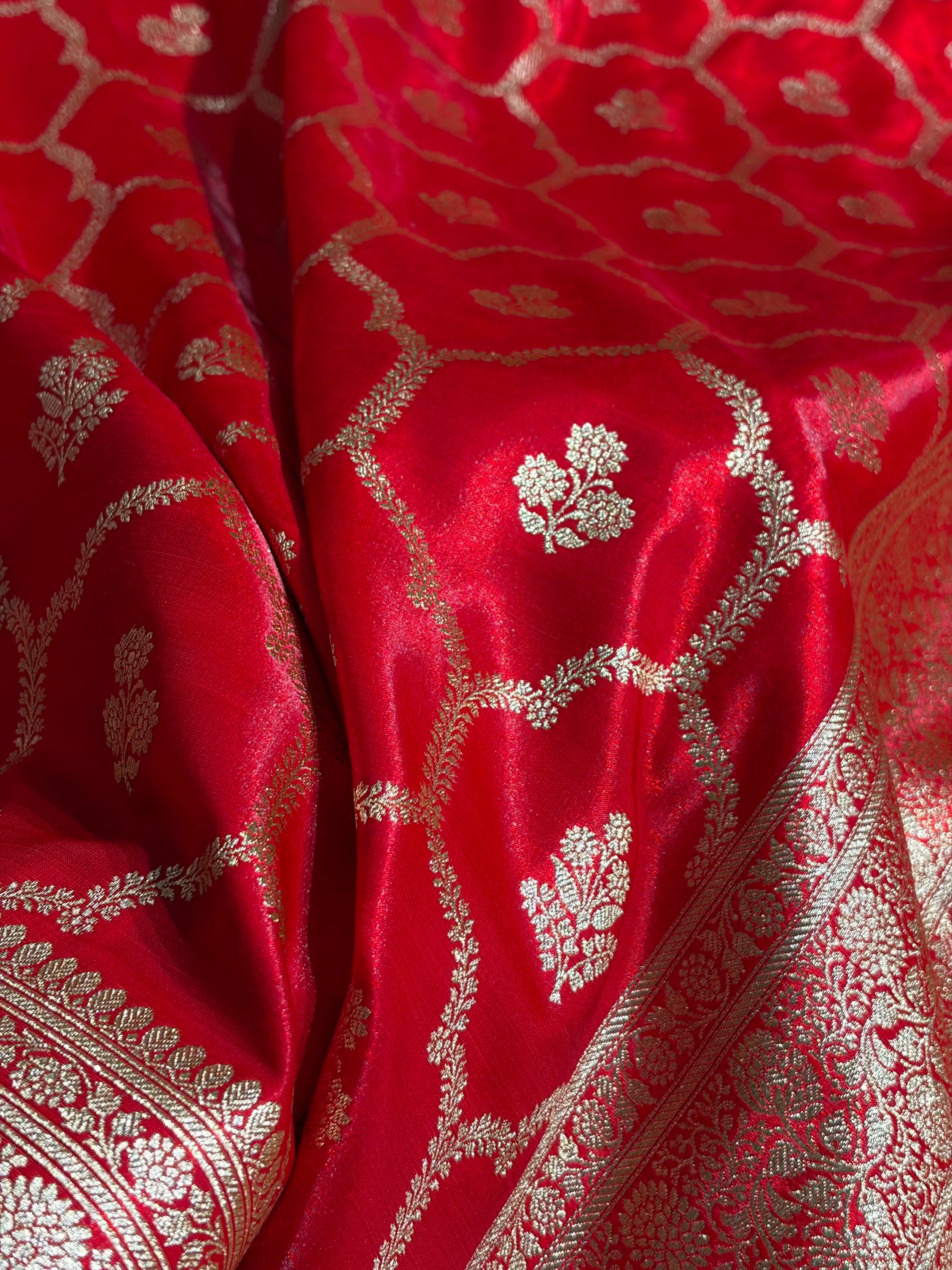 Red Shades Jaal Pattern Banarasi Satin Silk Saree SS57