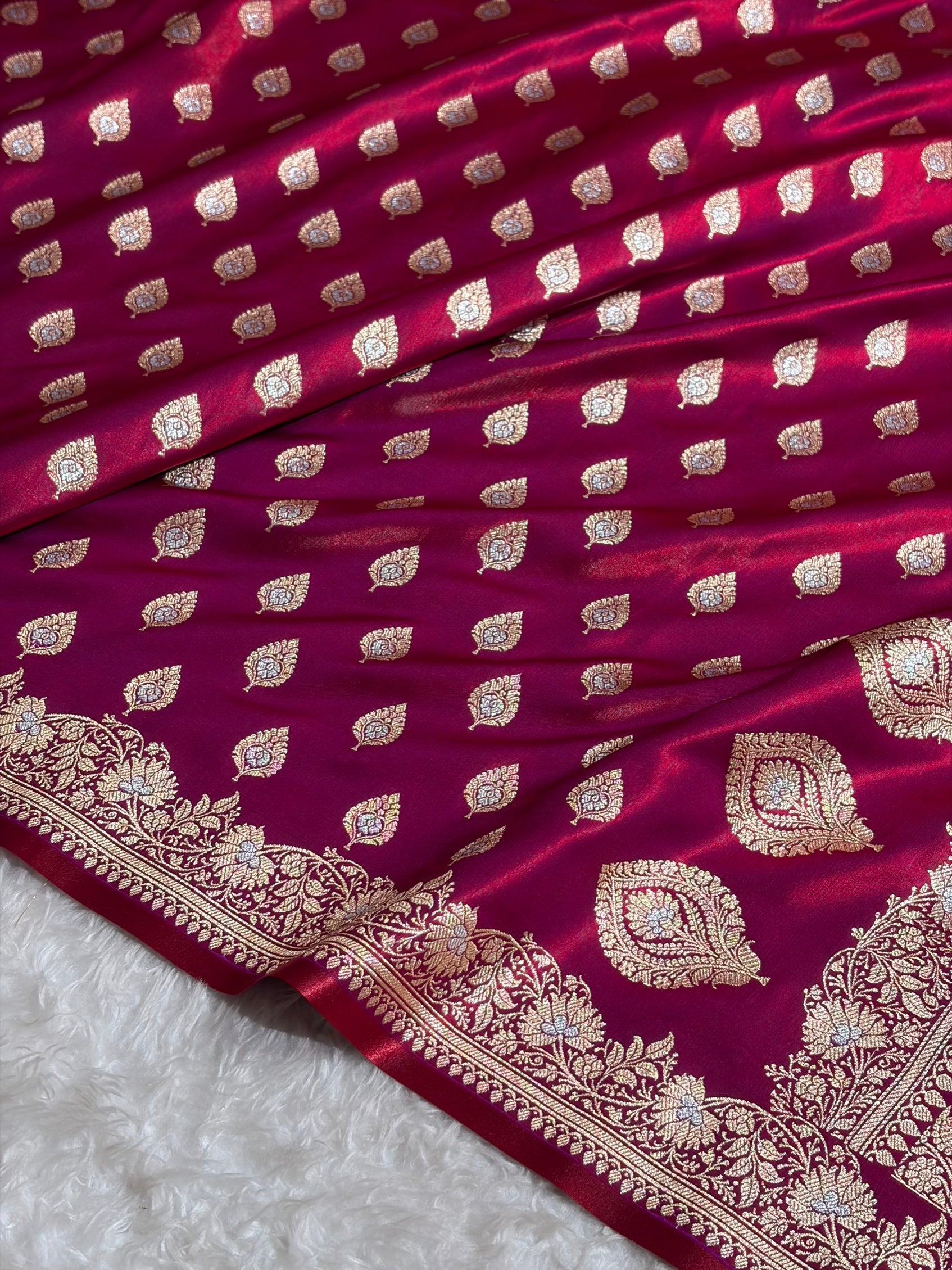 Banarasi Magentic Red Shades Minakari Booti Pattern Banarasi Satin Silk Saree SS60