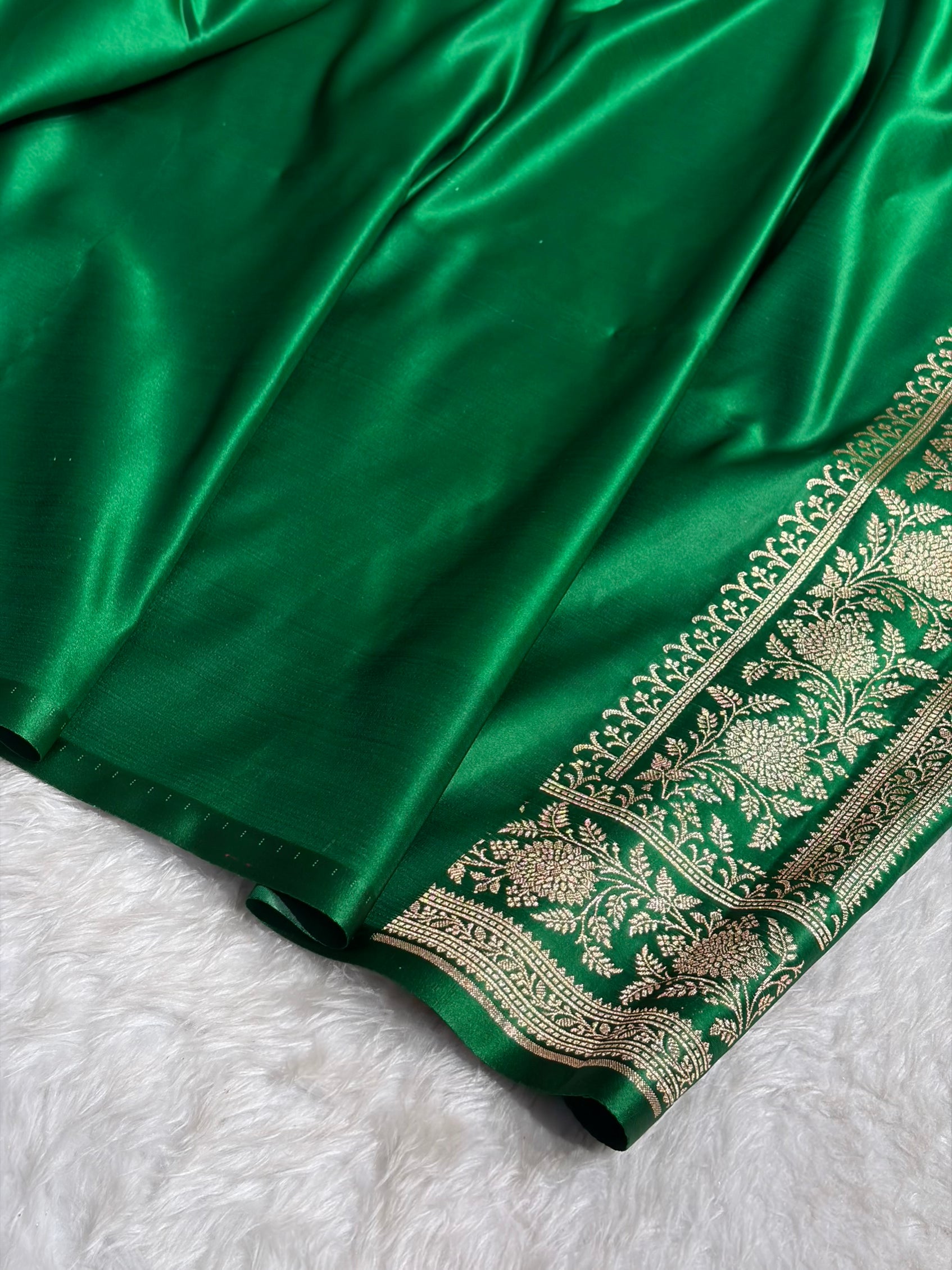 Banarasi Satin Katan Saree Floral Booti Pattern in Contrast Wine / Bottle Green Shades SK149