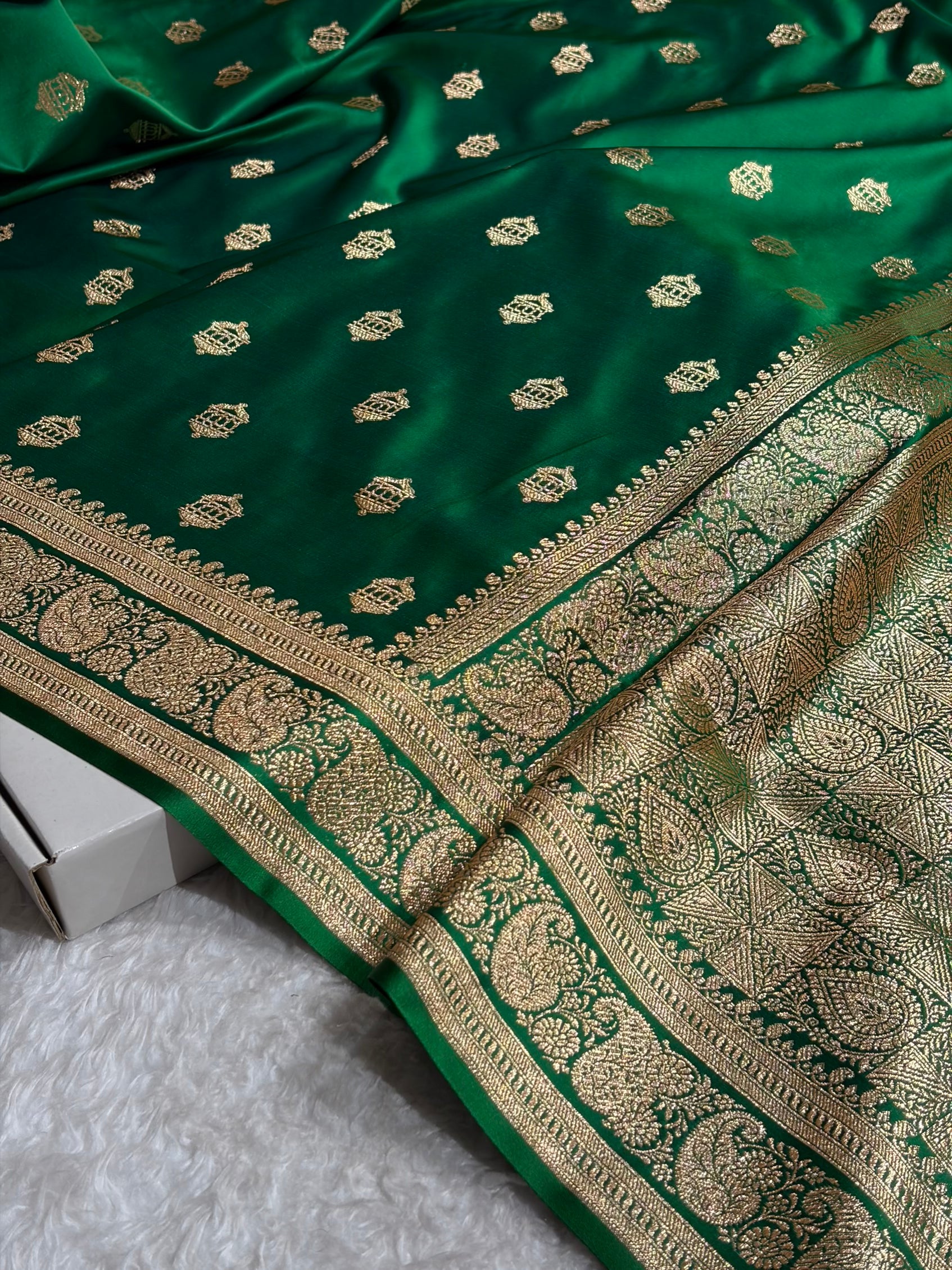 Banarasi Satin Katan Saree Booti Pattern in Cross Green Shades SK137