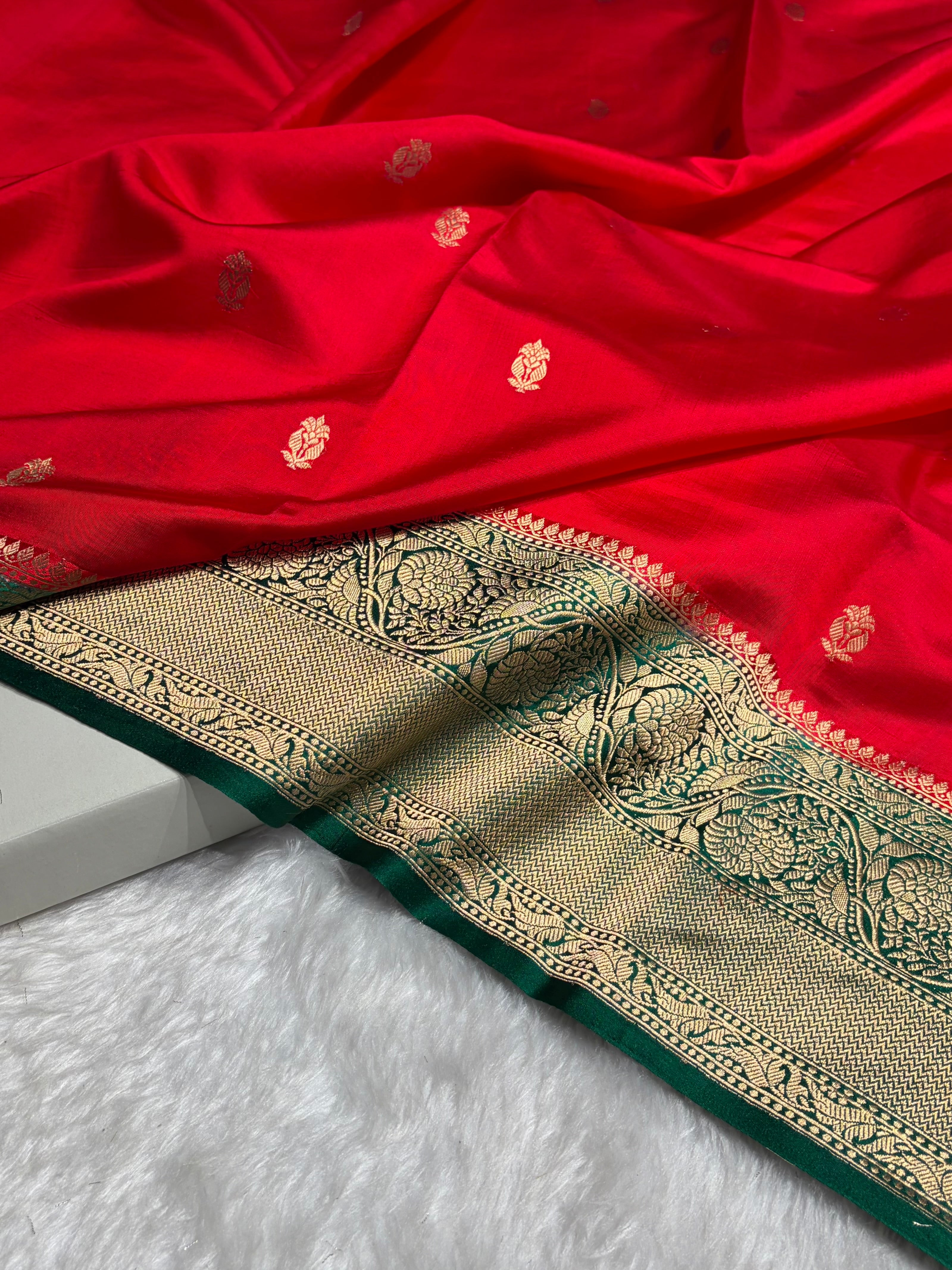 Contrast Red with Bottle Green Shades Handwoven Pure Raw Mango Silk RM-56