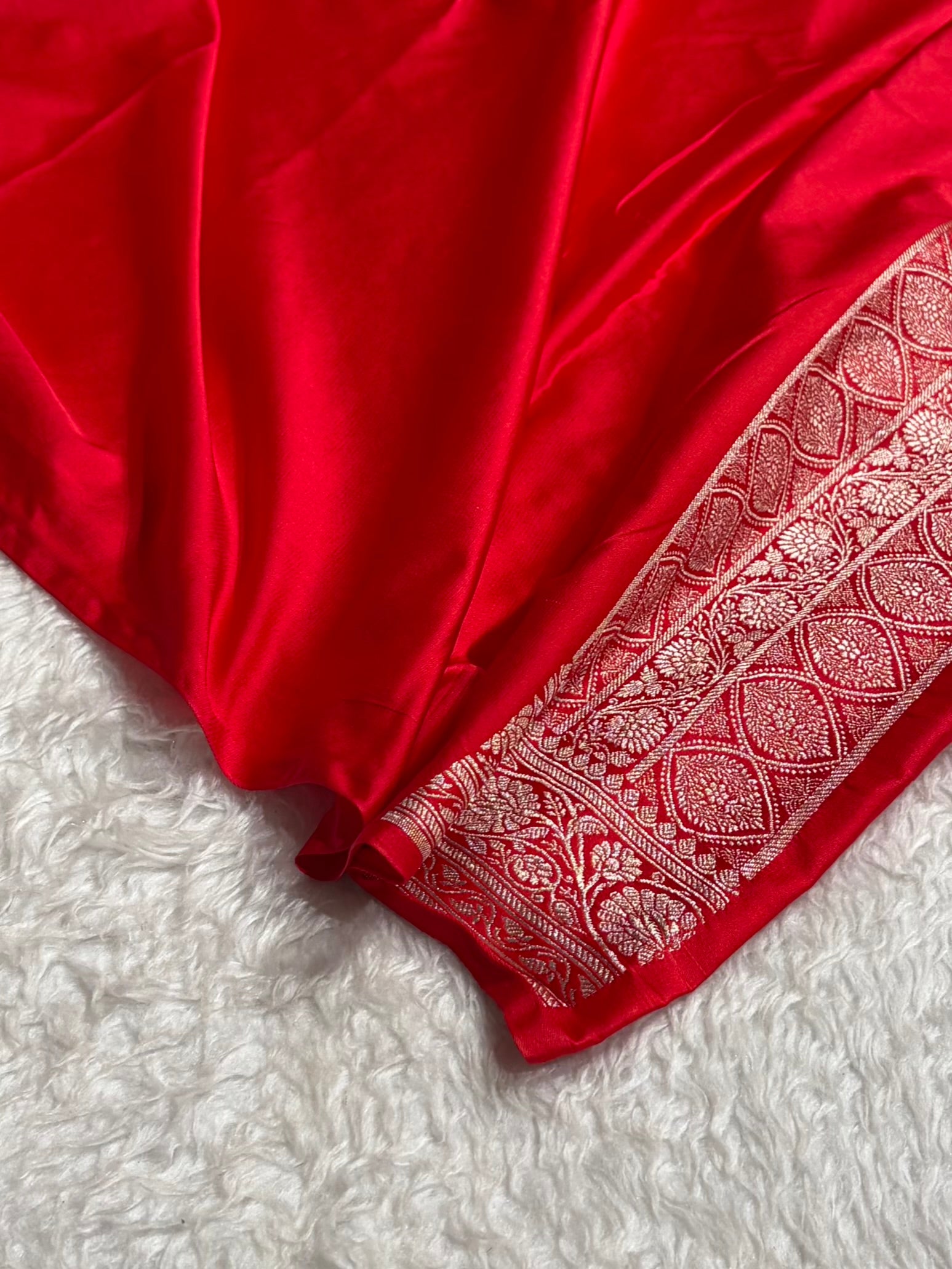 Red Shades Banarasi Jaal Pattern Floral Mashru Silk Saree