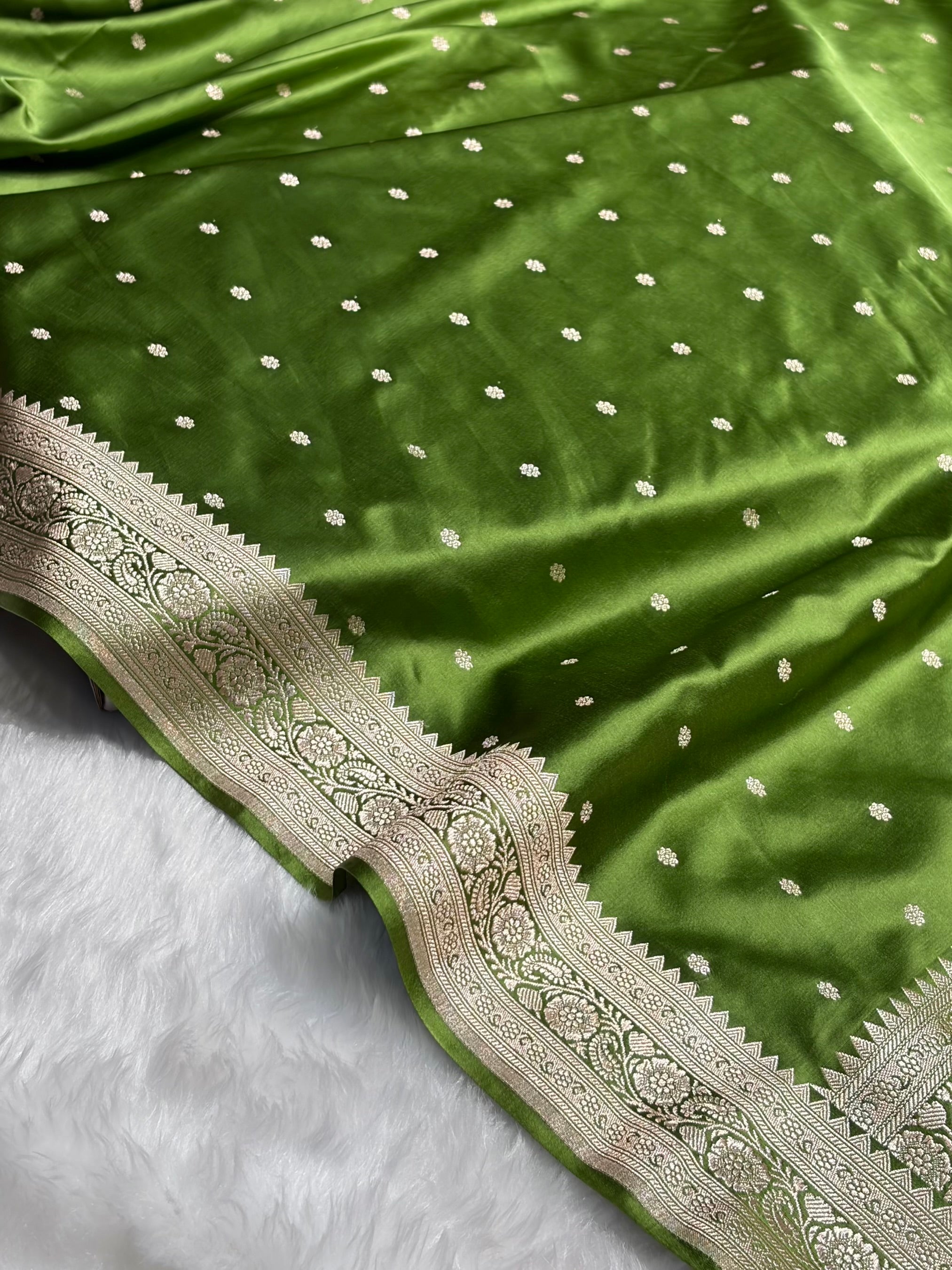 Banarasi Mehendi Shade Booti Mashru Silk Saree