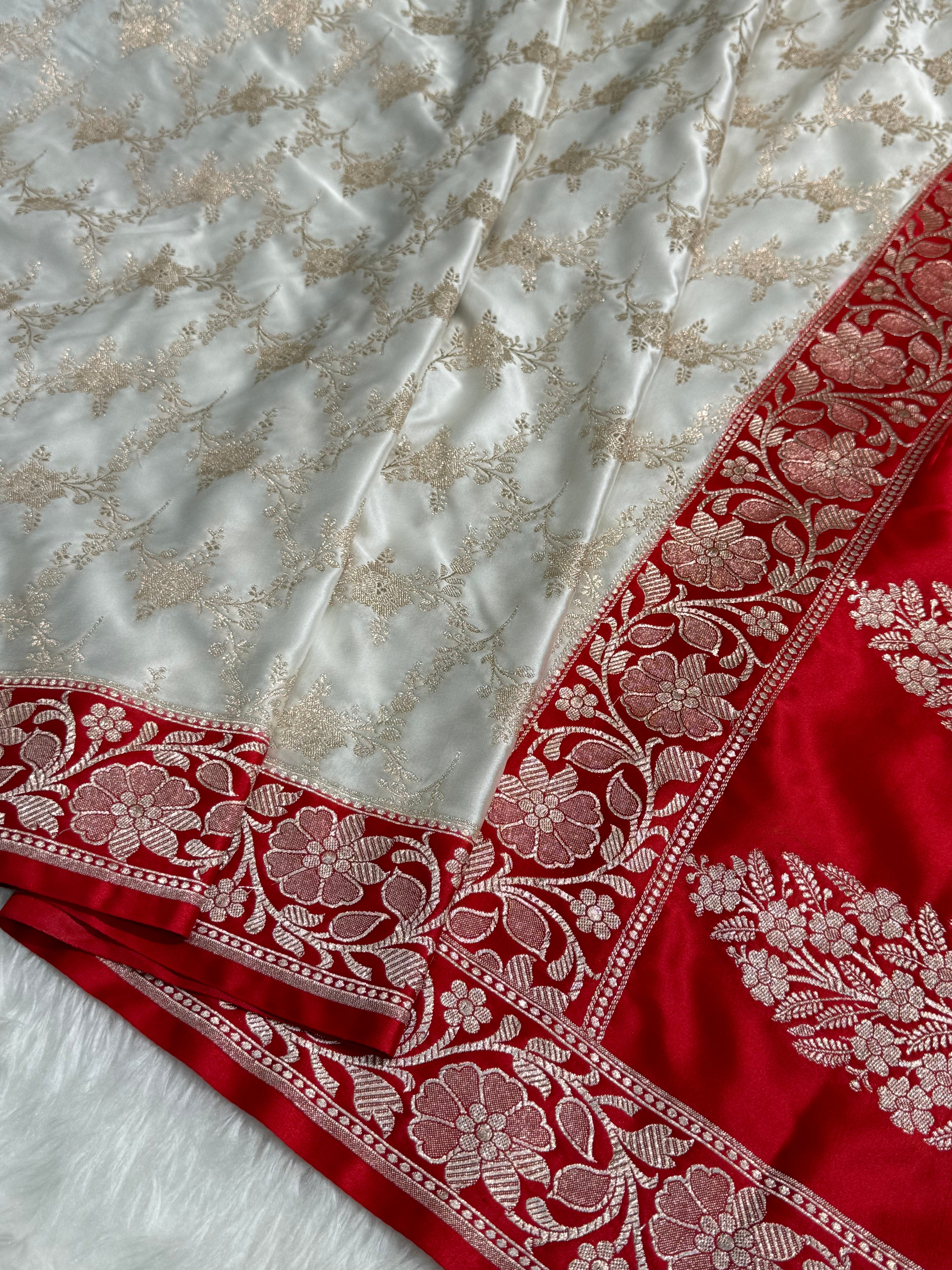 Contrast White-Red Combination Jaal Mashru Silk Saree