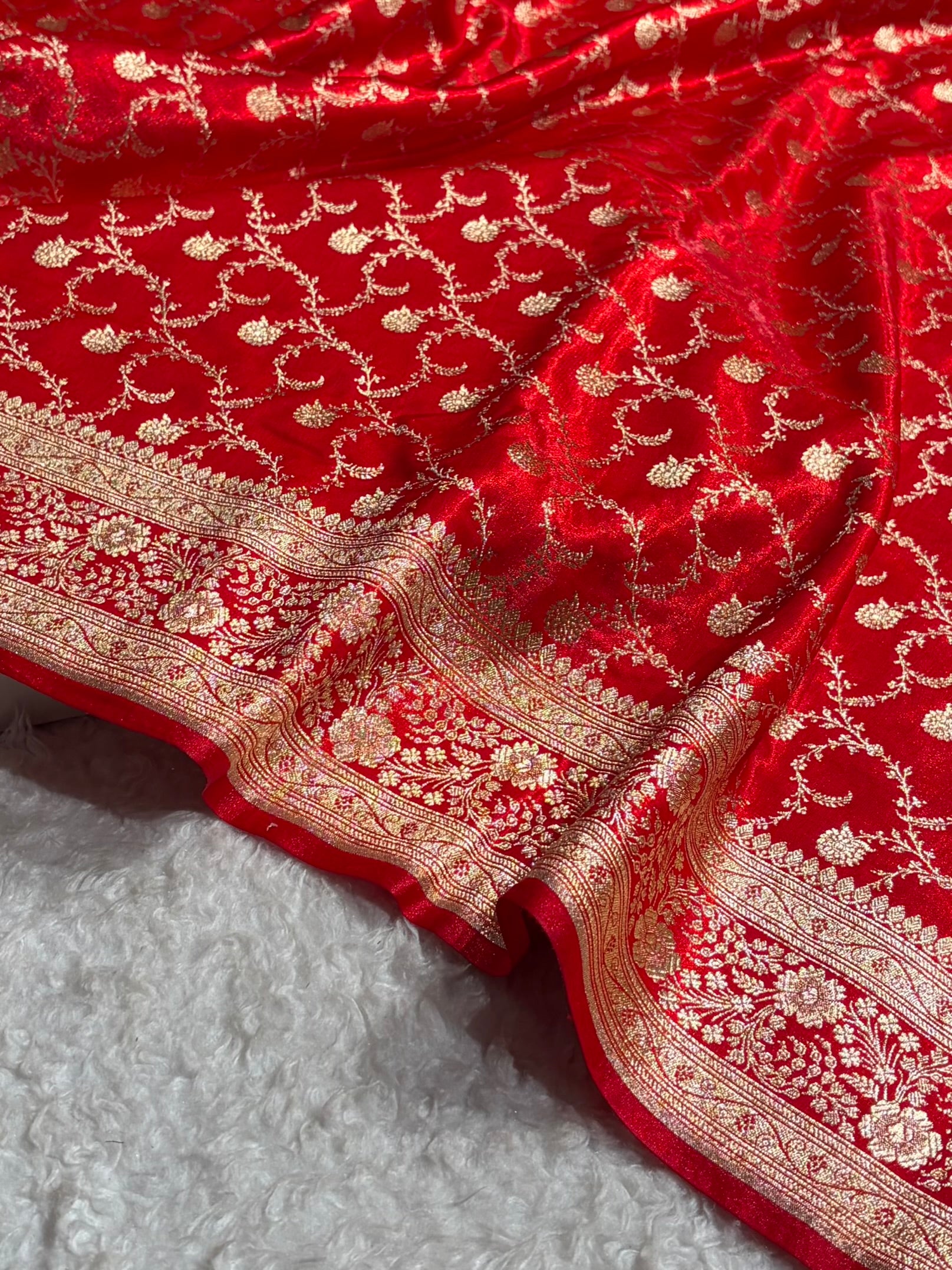 Red Shades Jaal Pattern Banarasi Satin Silk Saree SS43