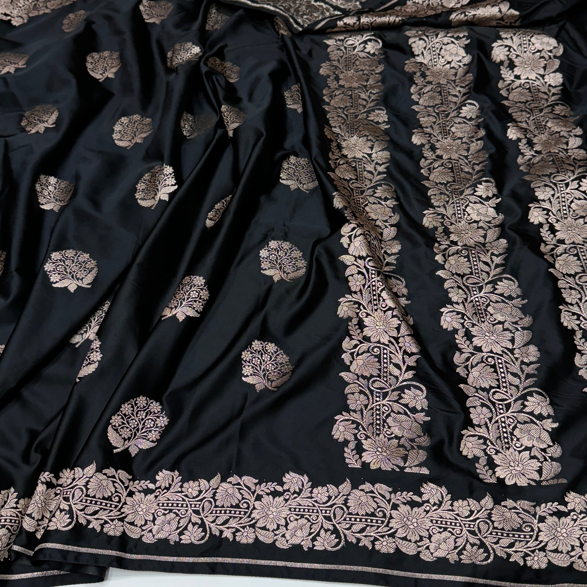 Black Scallop Boota Mashru Silk Saree