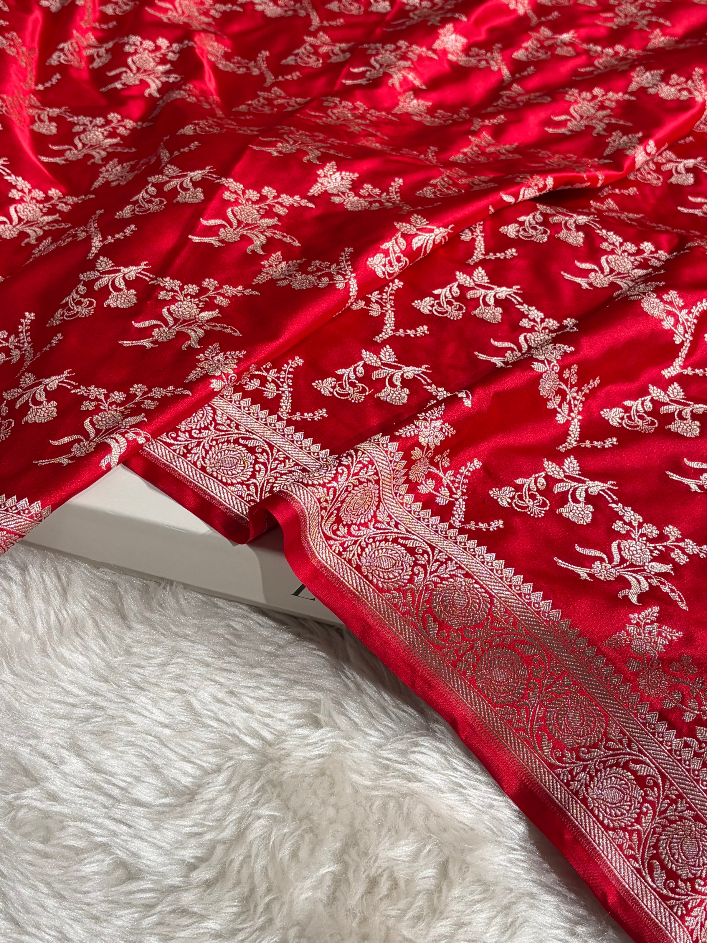 Banarasi Floral Jaal Pattern in Red Shades Floral Mashru Silk Saree MCS98