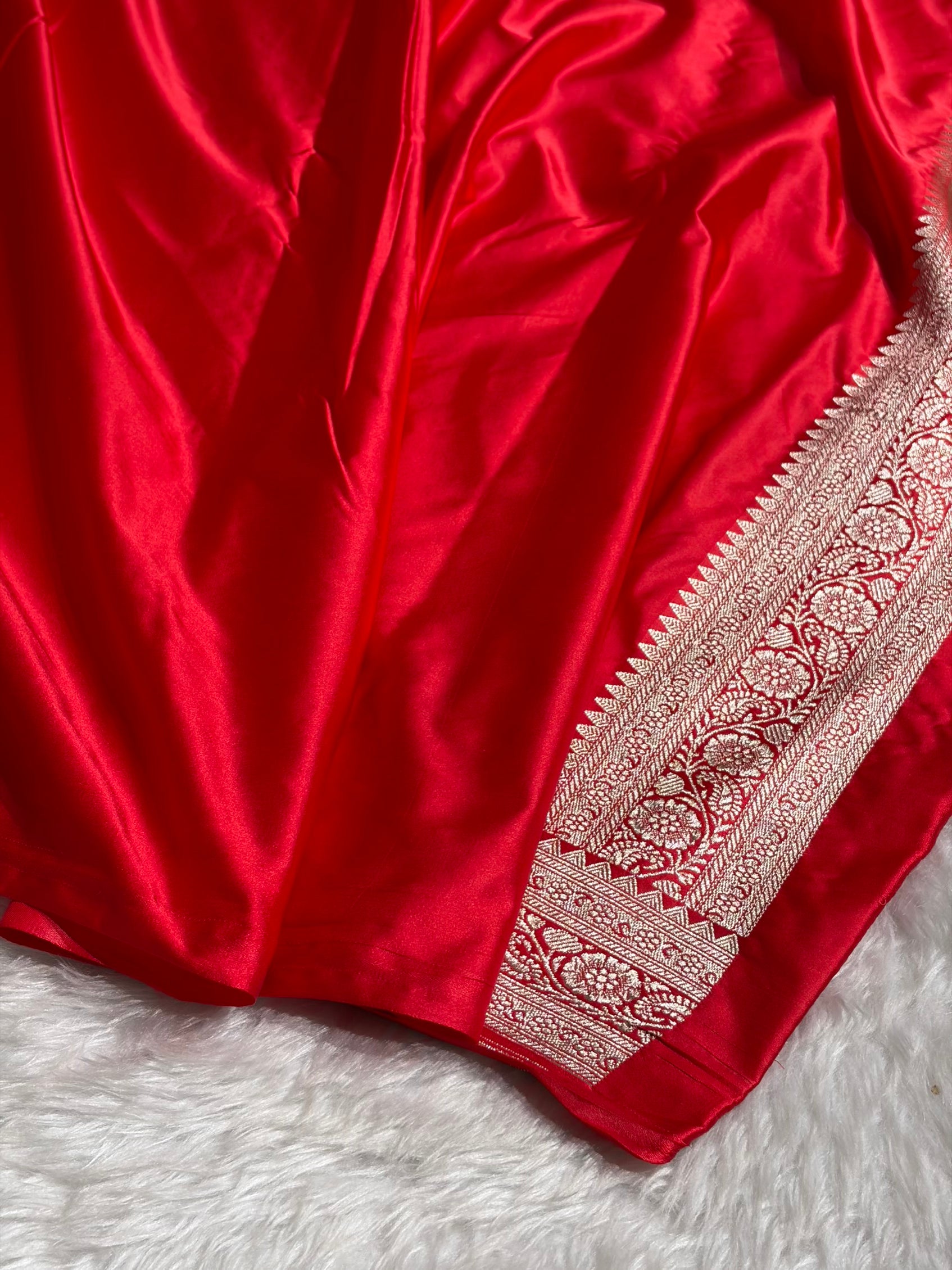 Contrast White With Red Floral Jaal Mashru Silk Saree MCS28