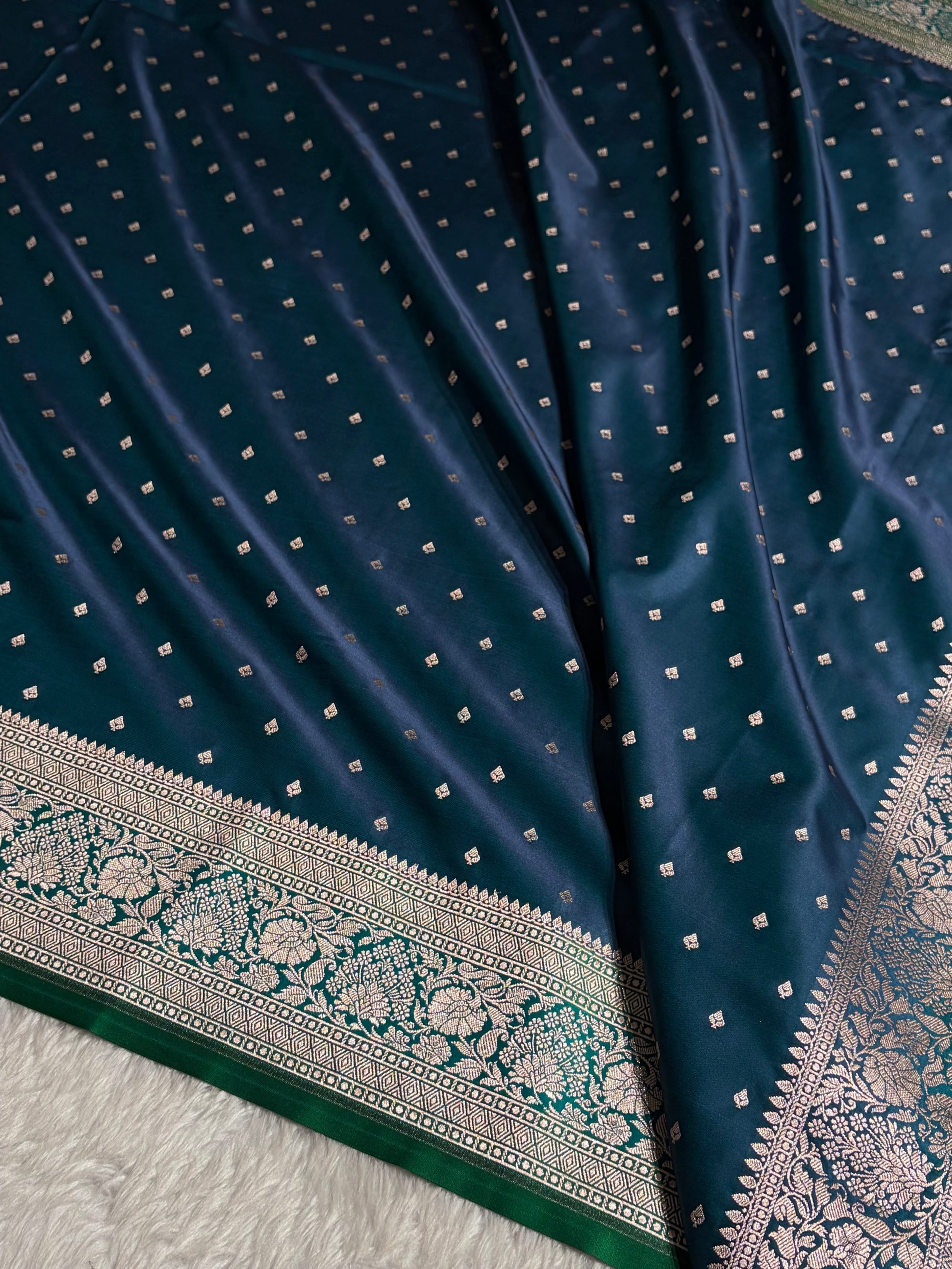 Contrast Peacock / Rama Shade With Booti Pattern Mashru Silk Saree