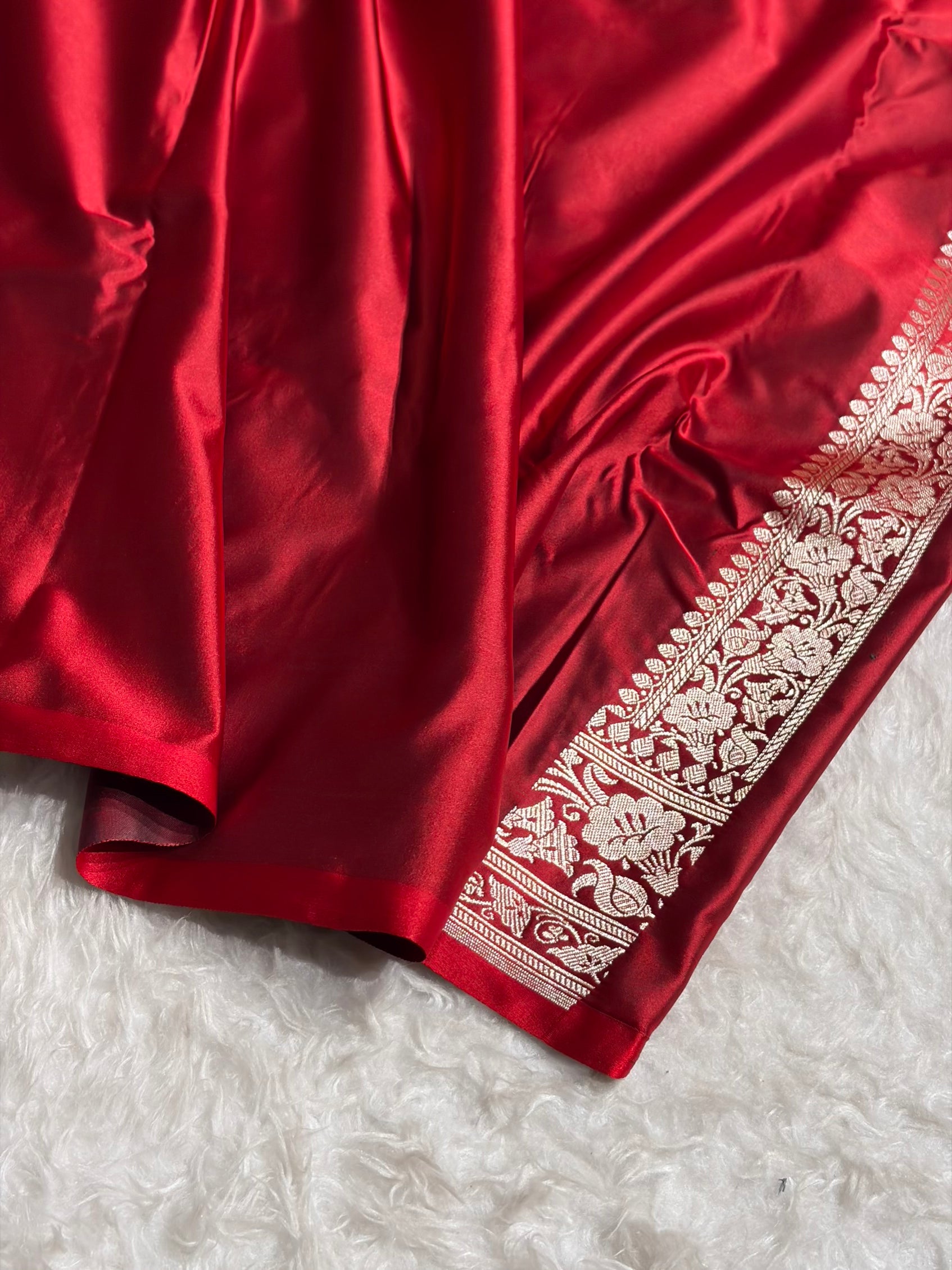Contrast Black / Red Shades Banarasi Booti Pattern Mashru Silk Saree MSM-138