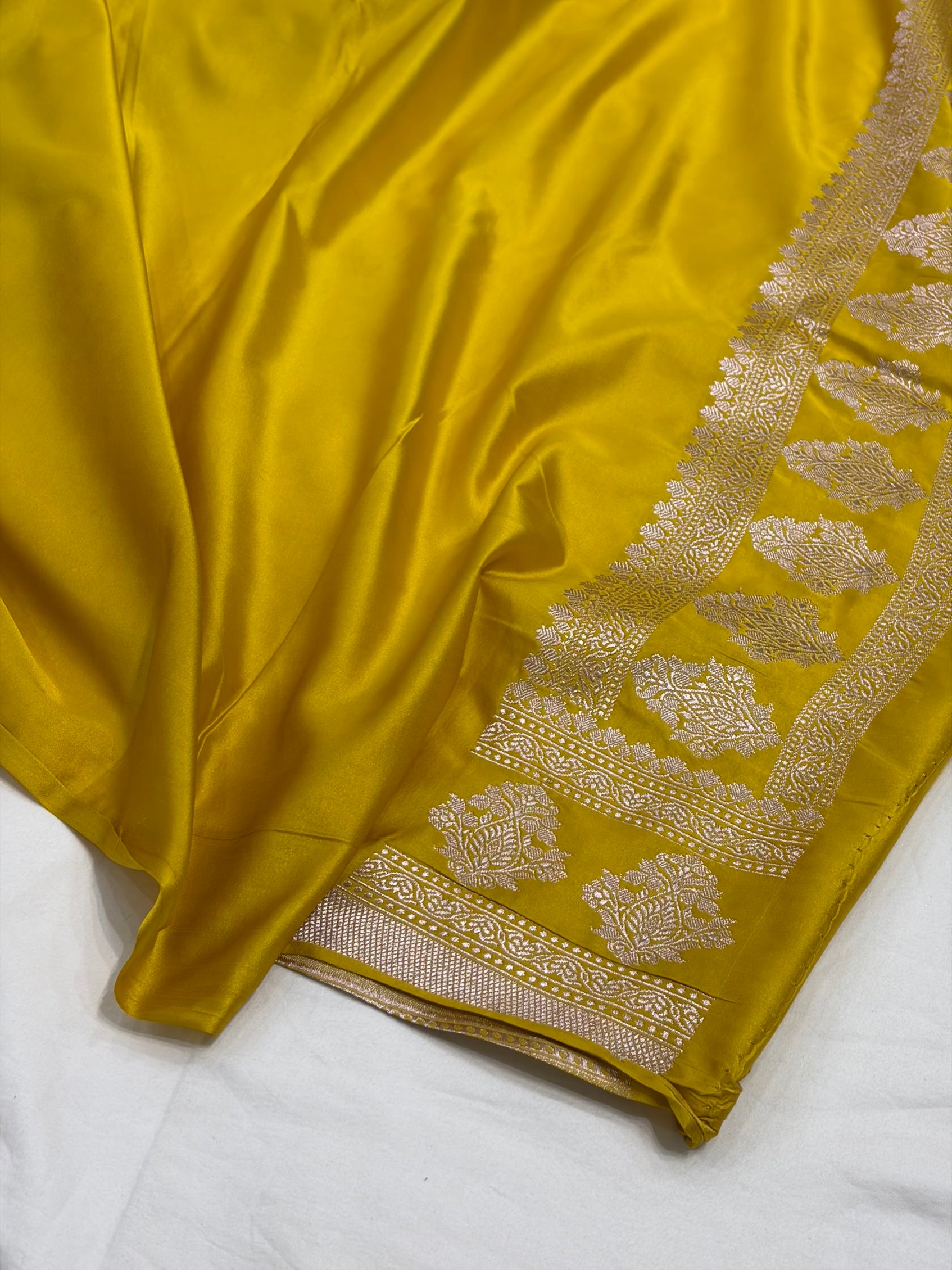 Rust  / Mustard Contrast Shade With Booti Pattern Mashru Silk Saree