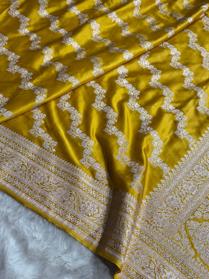 Yellow Shade With Cross Booti Mashru Silk Saree