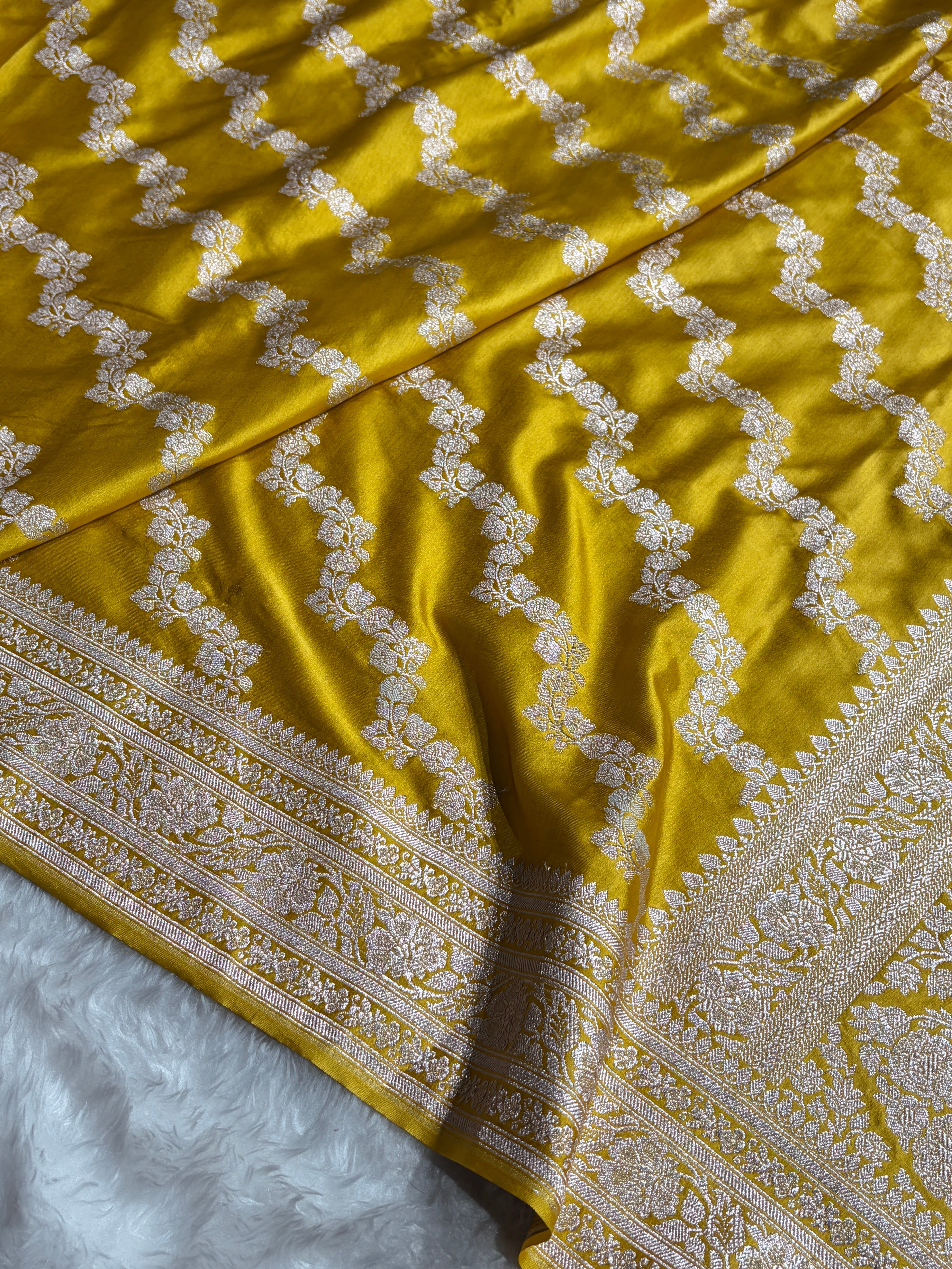 Yellow Shade With Cross Booti Mashru Silk Saree