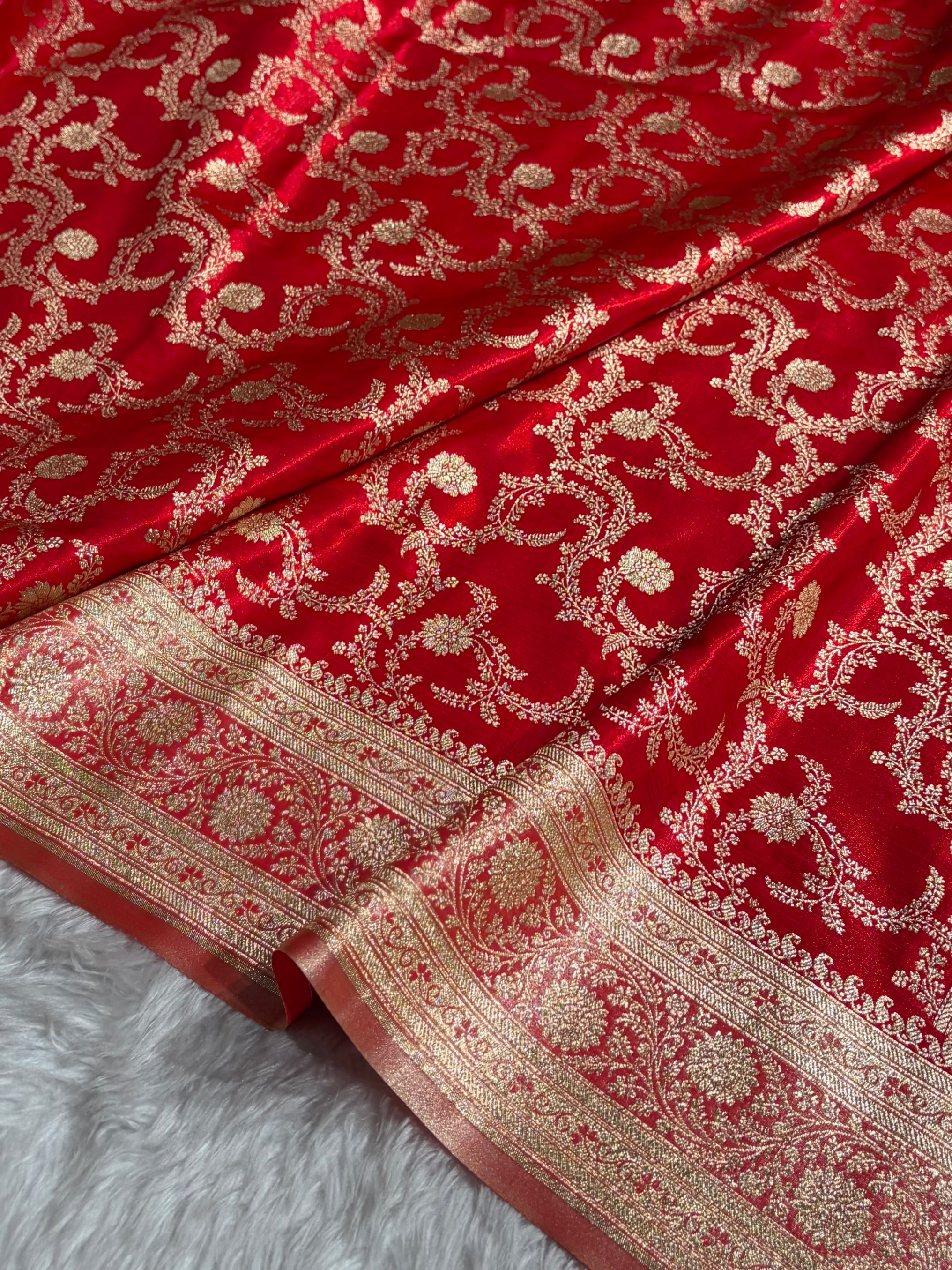 Red Contrast Shades Jaal Pattern Banarasi Satin Silk Saree SS47