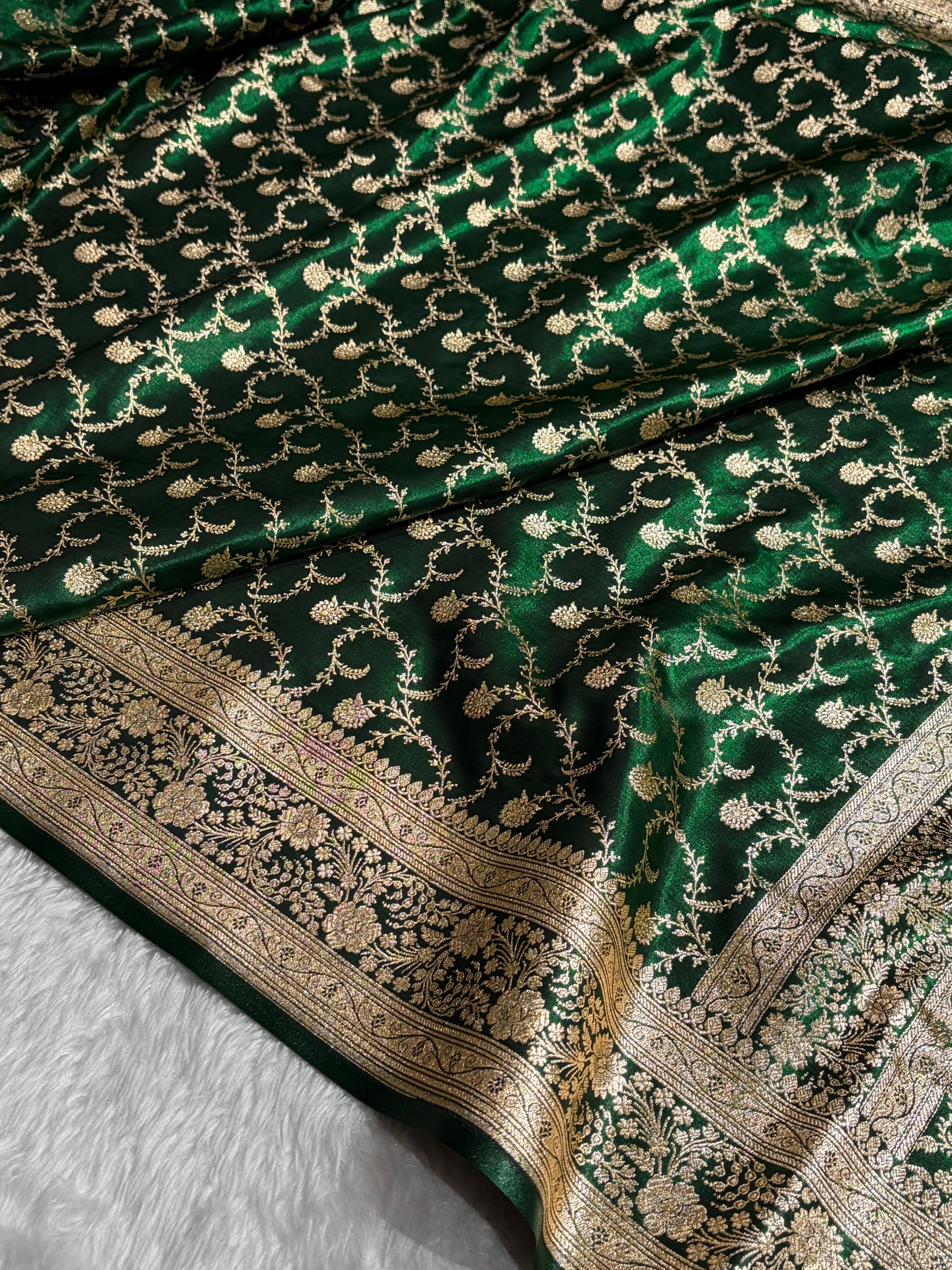 Bottle Green Shades Jaal Pattern Banarasi Satin Silk Saree SS43