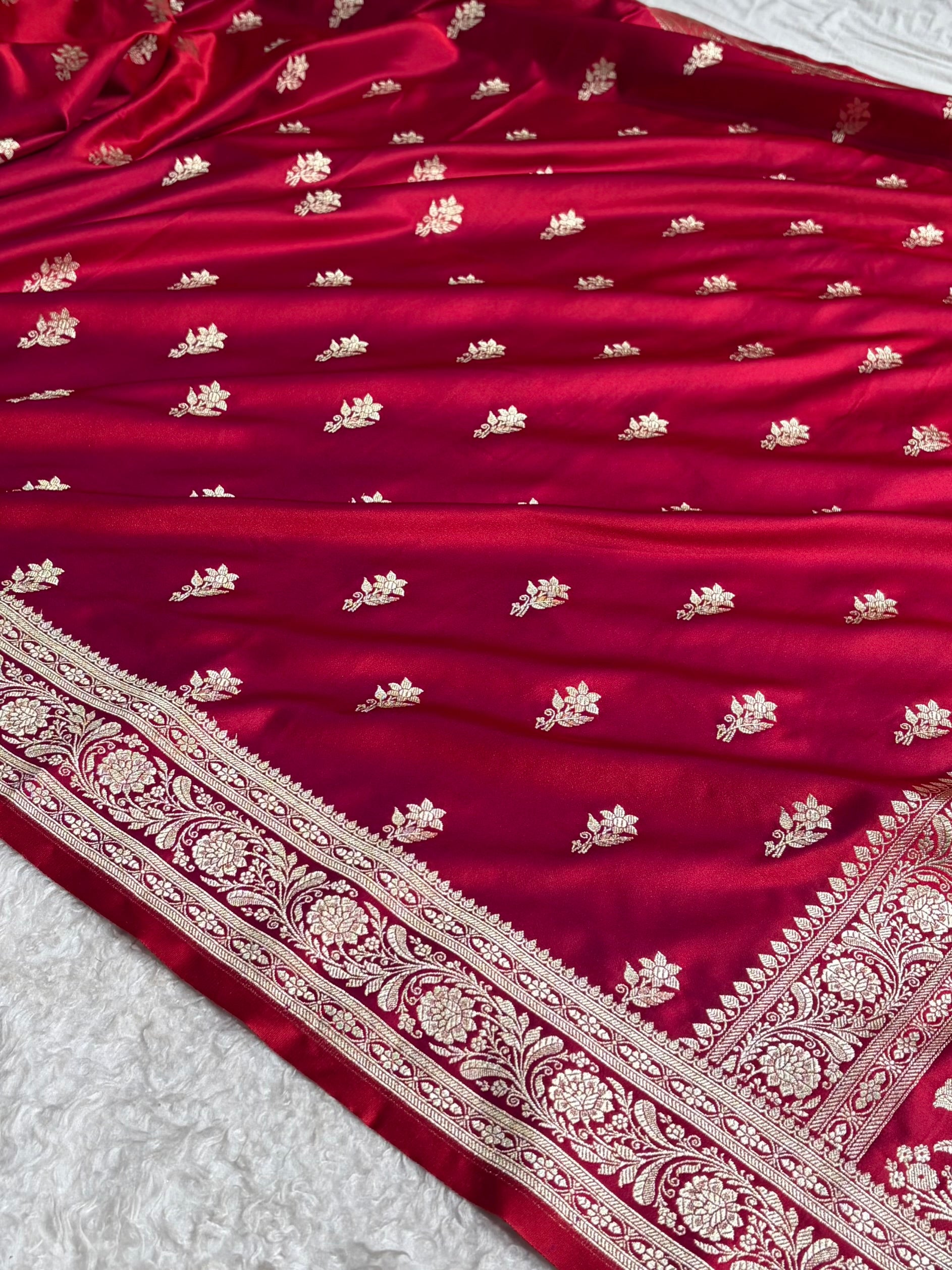Magentic Red Shades Banarasi Boota Pattern Floral Mashru Silk Saree MSM-120