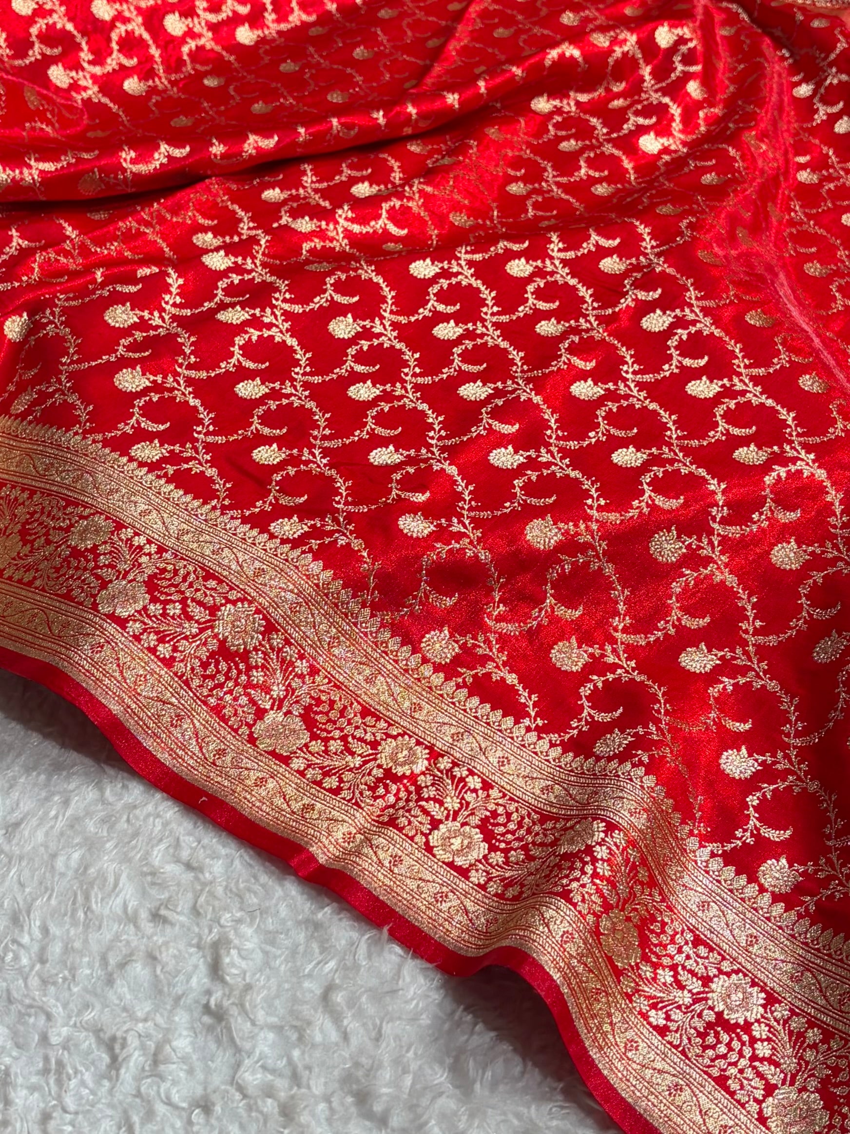 Red Shades Jaal Pattern Banarasi Satin Silk Saree SS43