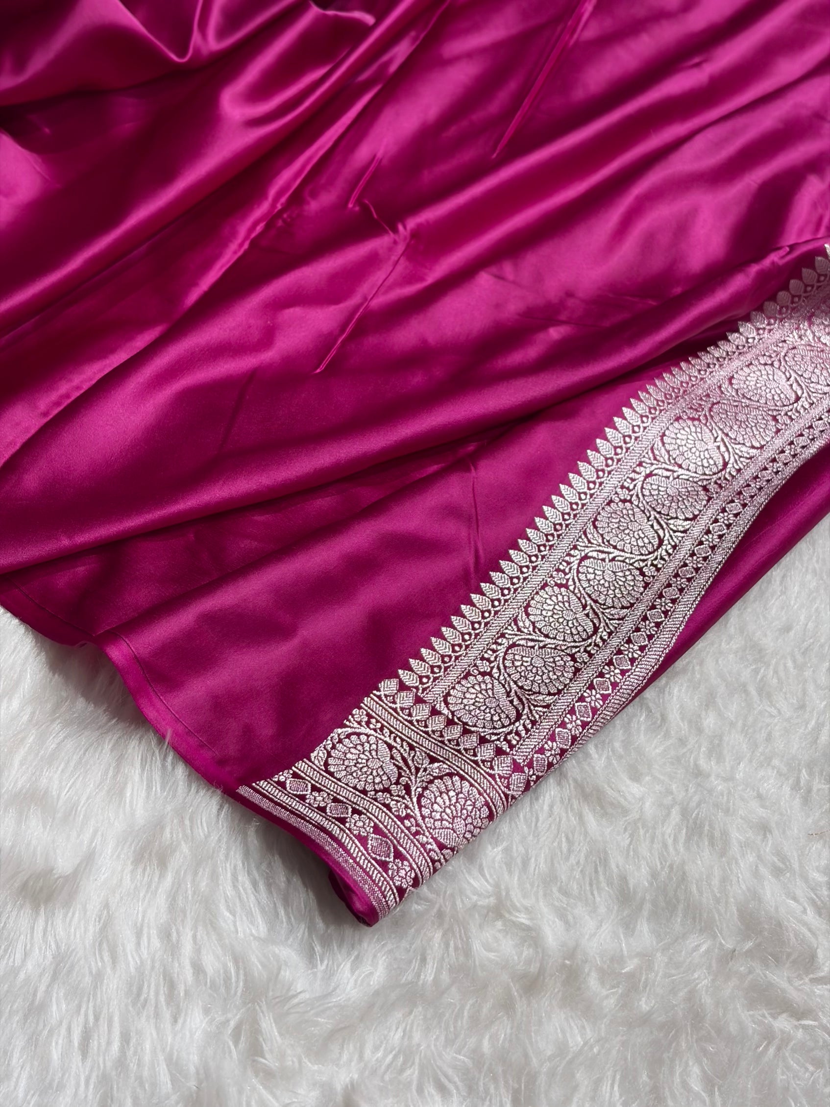Bottle Green Shades With Contrast Rani Border Booti Mashru Silk Saree MS79
