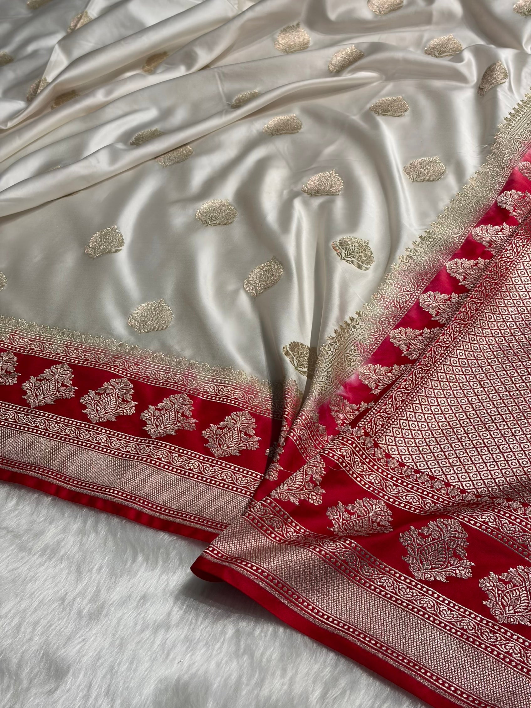 Contrast White With Red Boota Motif Mashru Silk Saree MS43
