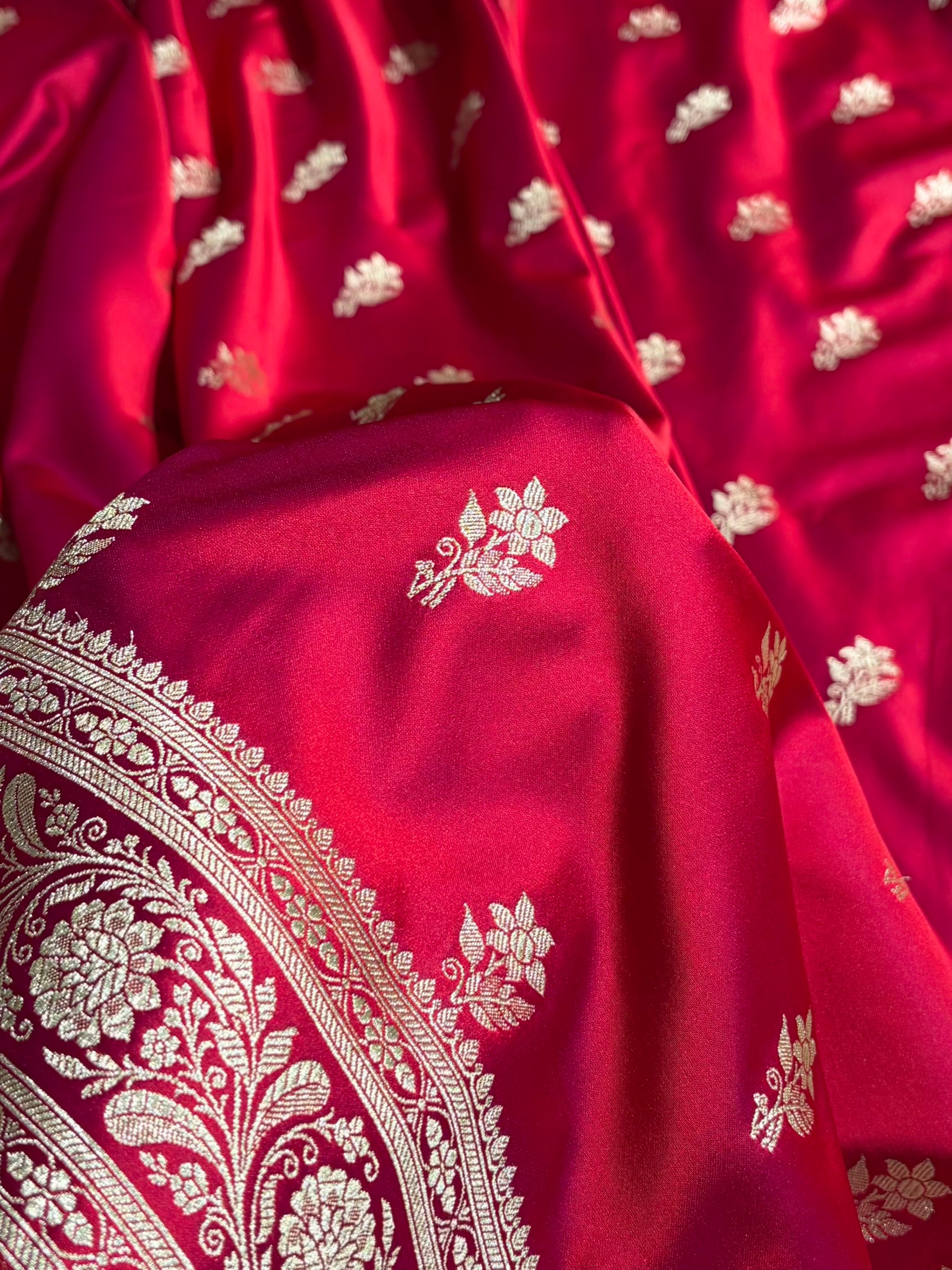 Magentic Red Shades Banarasi Boota Pattern Floral Mashru Silk Saree MSM-120