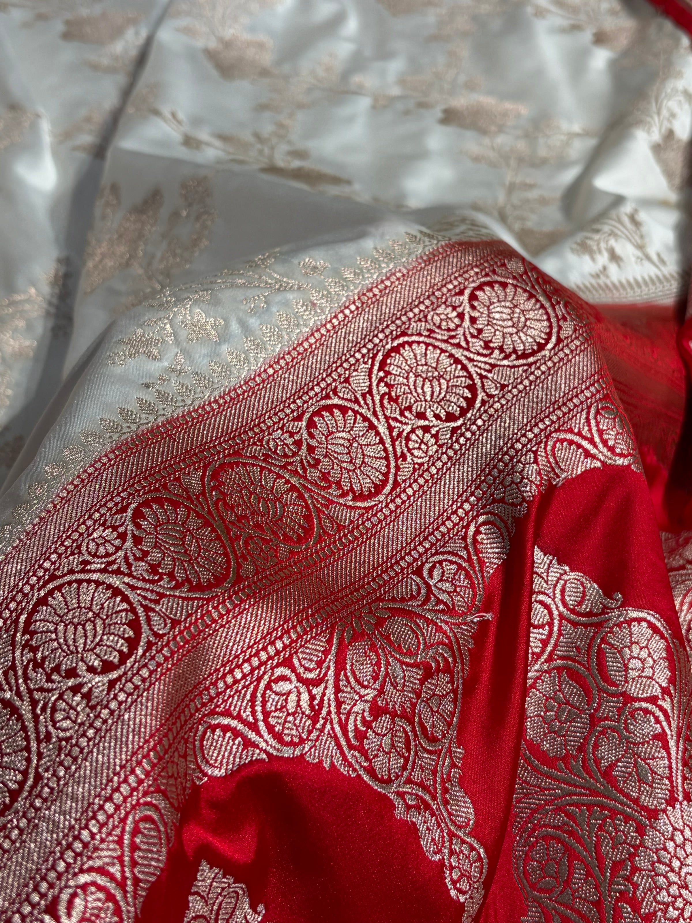 Banarasi Contrast White / Red Shades Jaal With Mashru Silk Saree MCS63