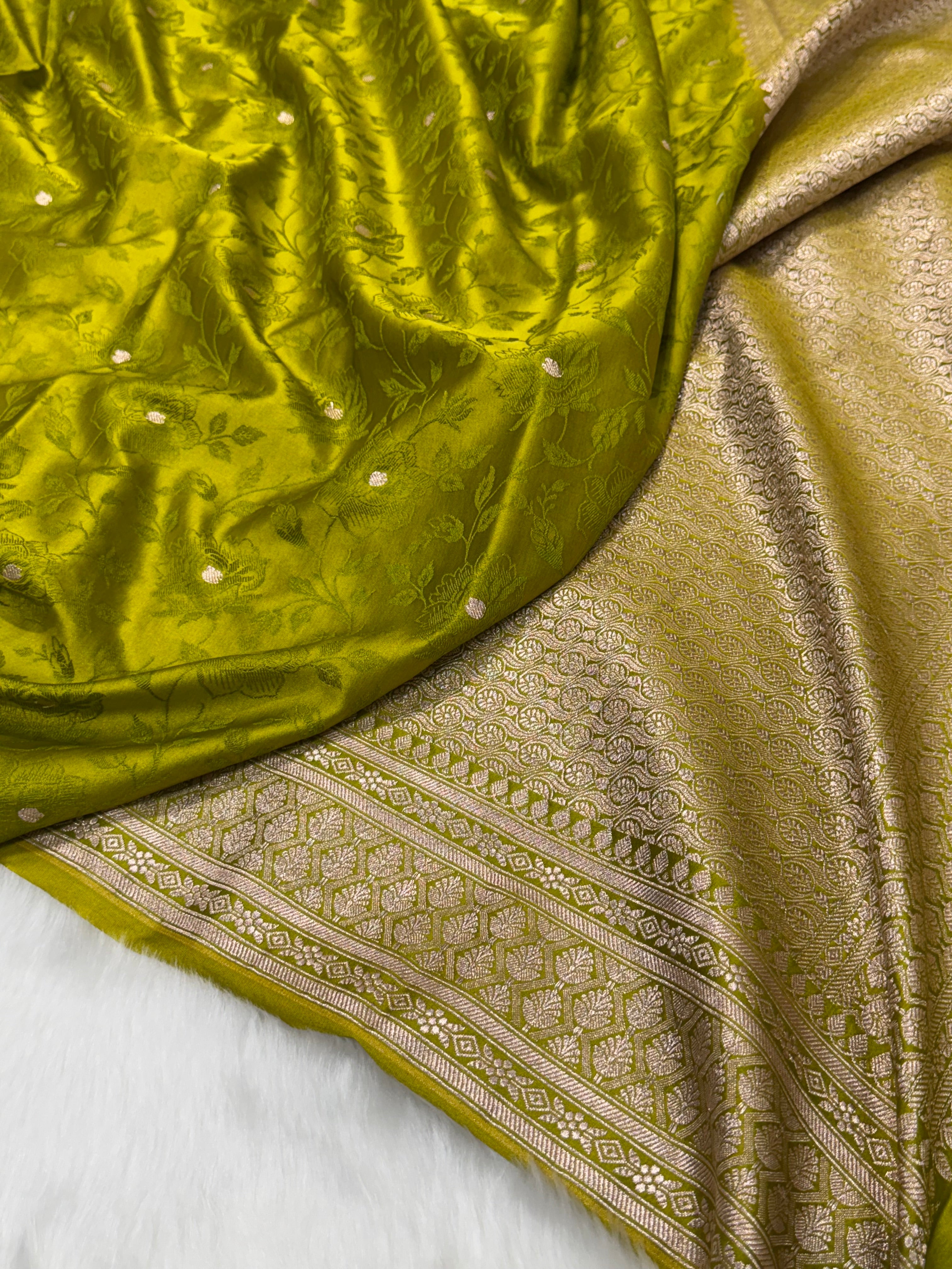 Banarasi Tanchoi Apple Green Shades Floral Booti Mashru Silk Saree