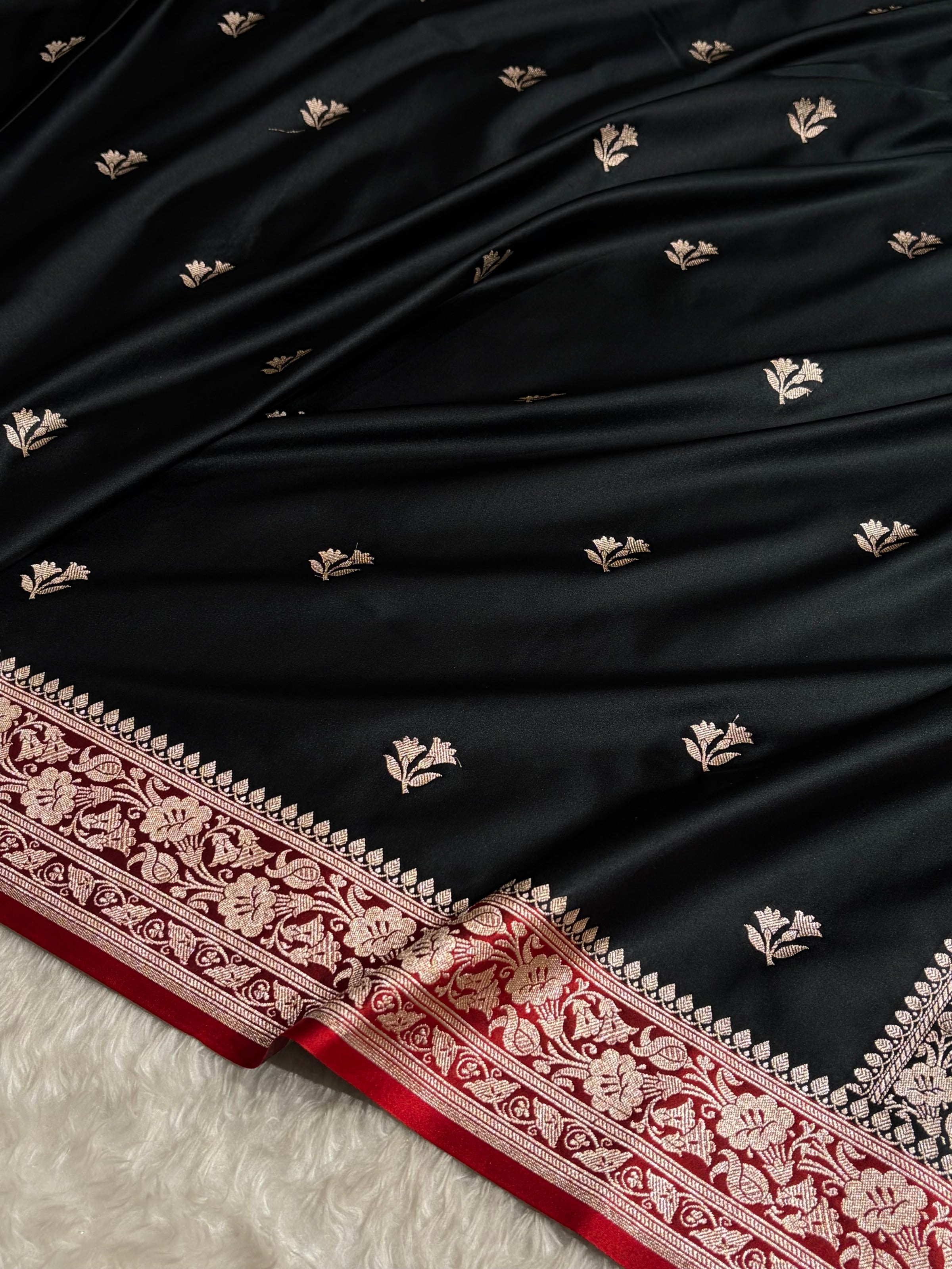 Contrast Black / Red Shades Banarasi Booti Pattern Mashru Silk Saree MSM-138
