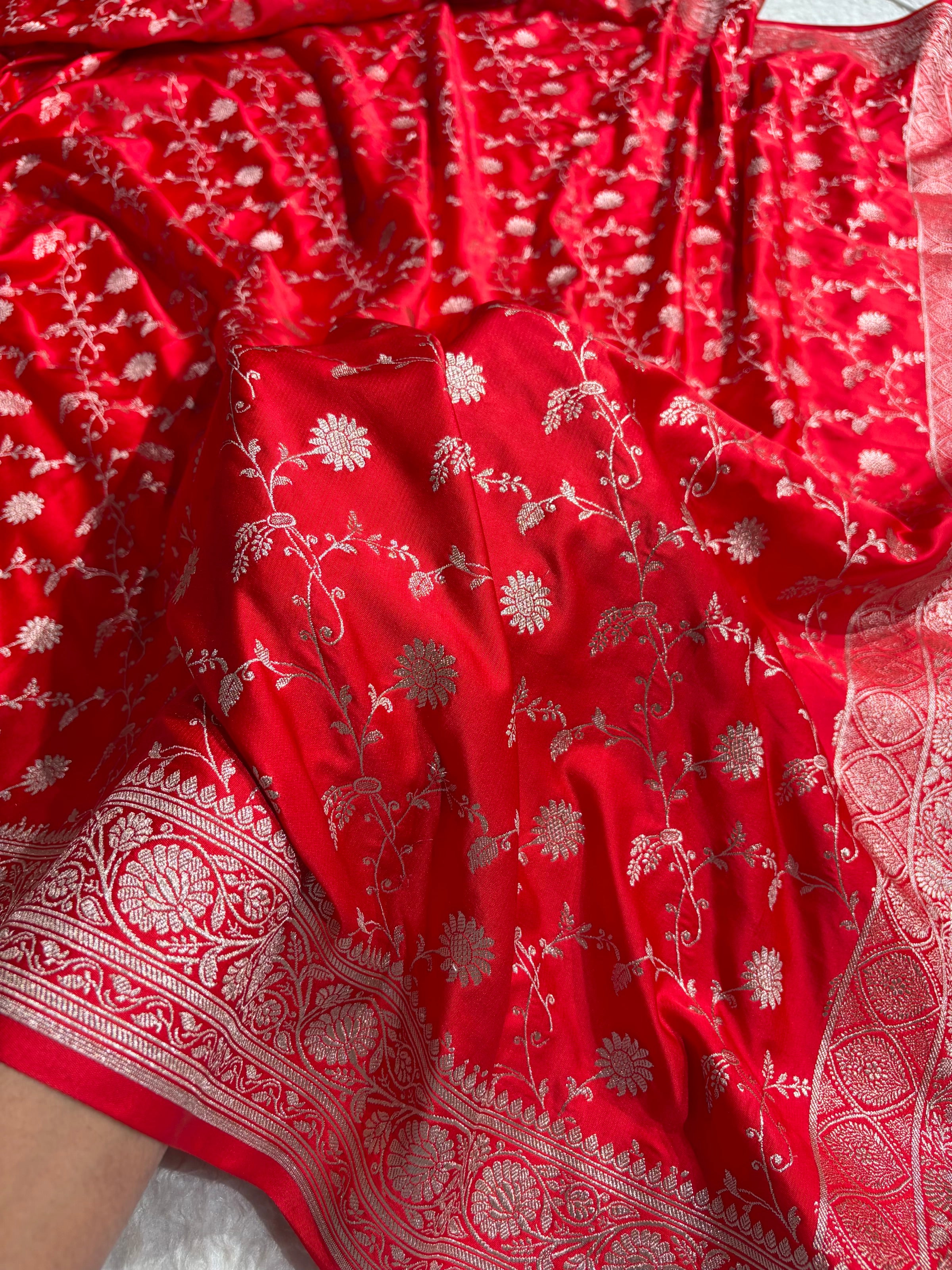 Red Shades Banarasi Jaal Pattern Floral Mashru Silk Saree