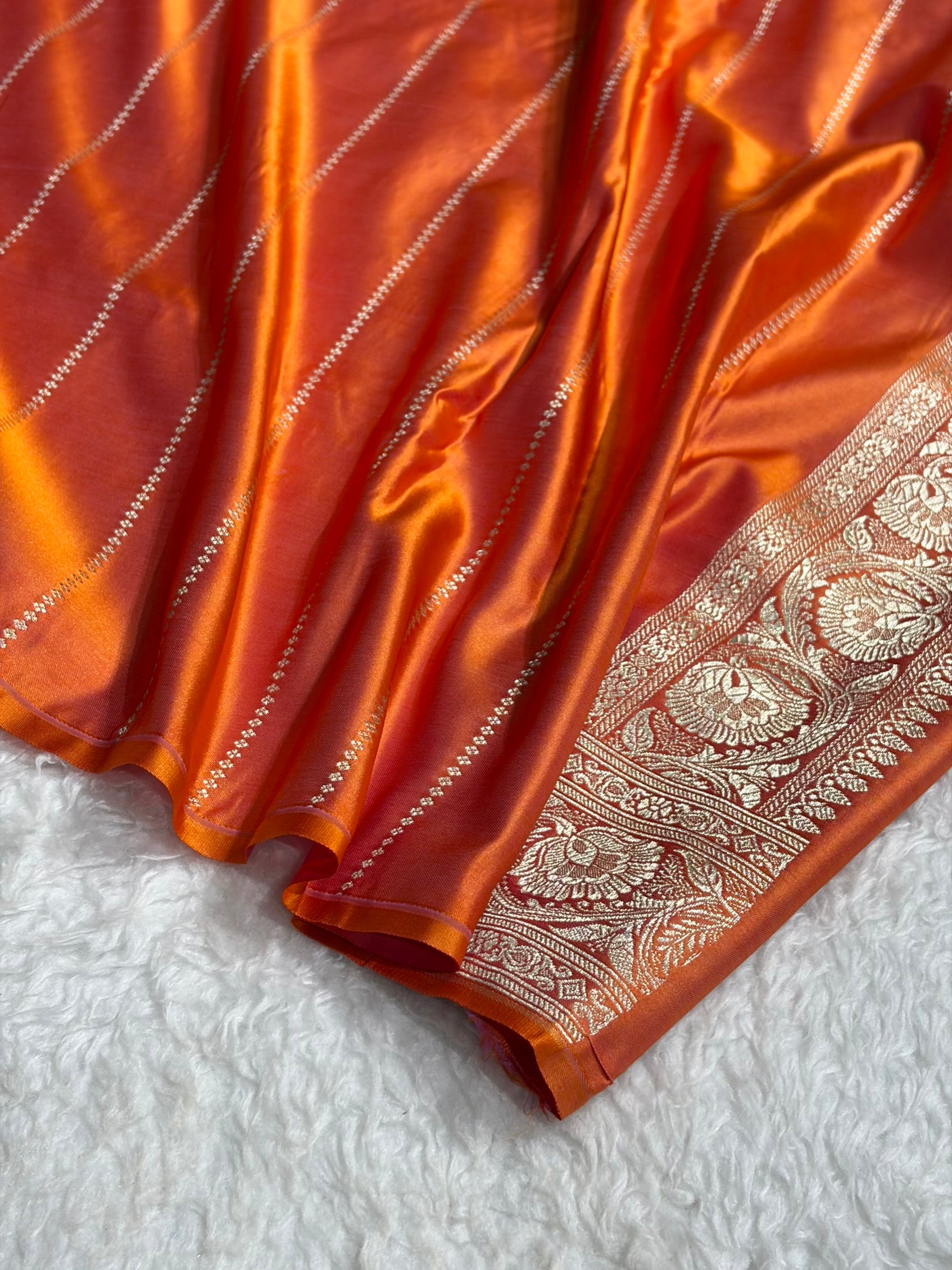 Magentic Gold Shades Tanchoi Motif Mashru Silk Saree